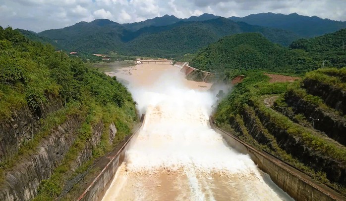 Ứng phó bão số 5, hồ chứa nước lớn nhất Thanh Hóa xả lũ- Ảnh 1.
