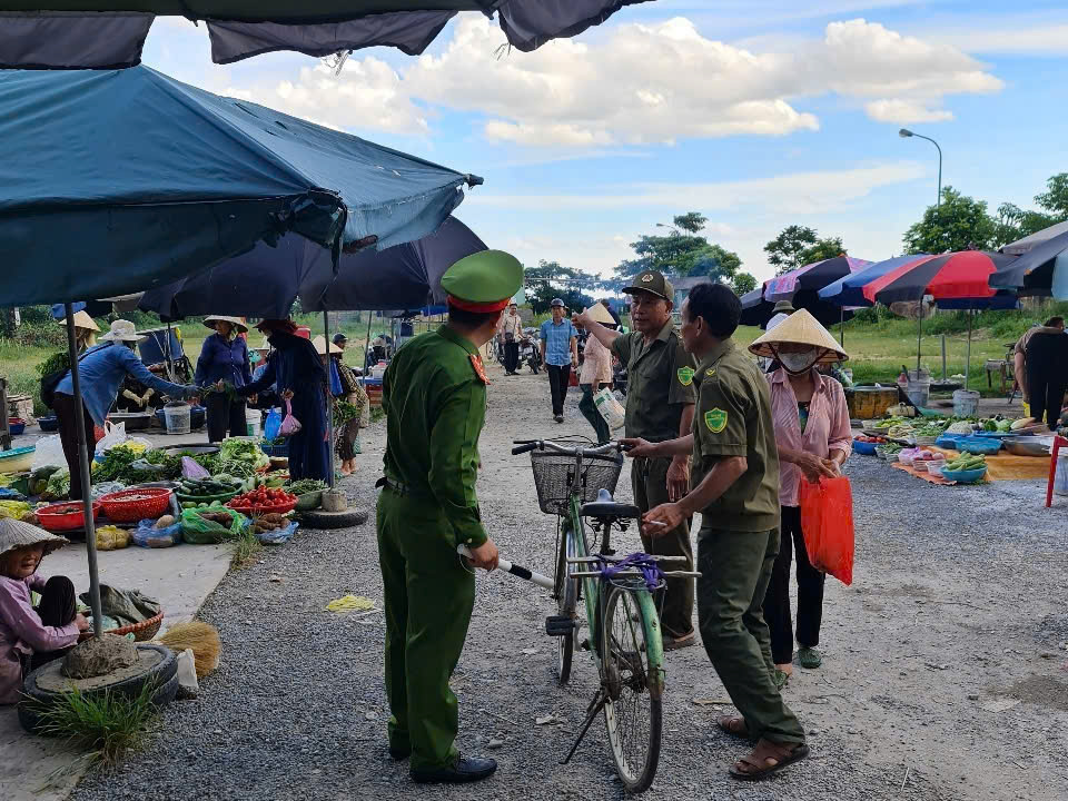 CÔNG AN XÃ HOẰNG SƠN TĂNG CƯỜNG GIẢI TỎA CHỢ CÓC, CHỢ TẠM, ĐẢM BẢO ANTT TRÊN ĐỊA BÀN
