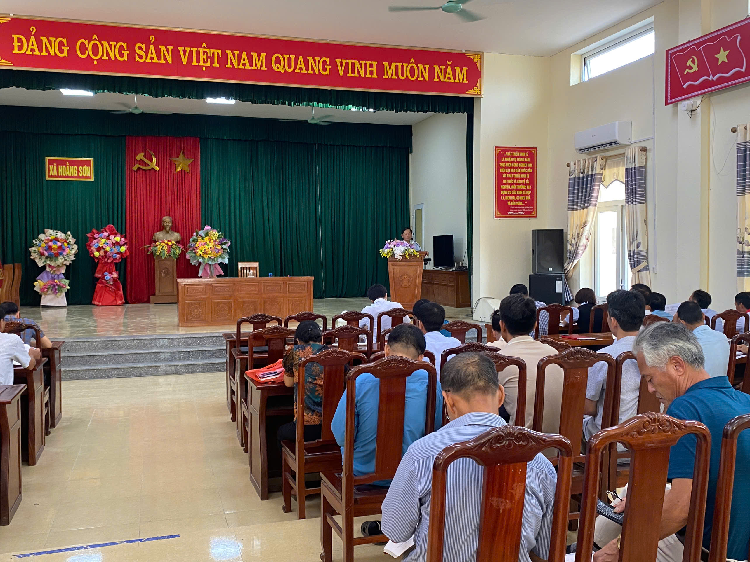 UBND xã Hoằng Sơn tổ chức họp giao ban với các thôn