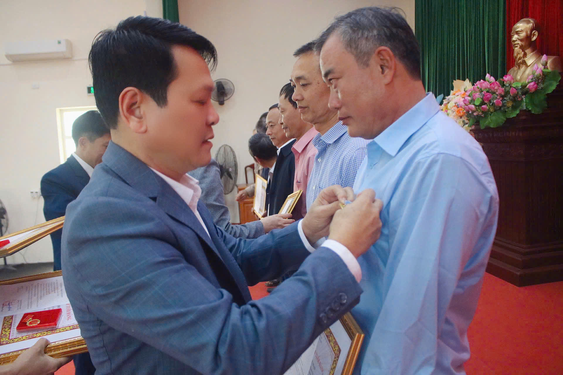 Anh-tin-bai