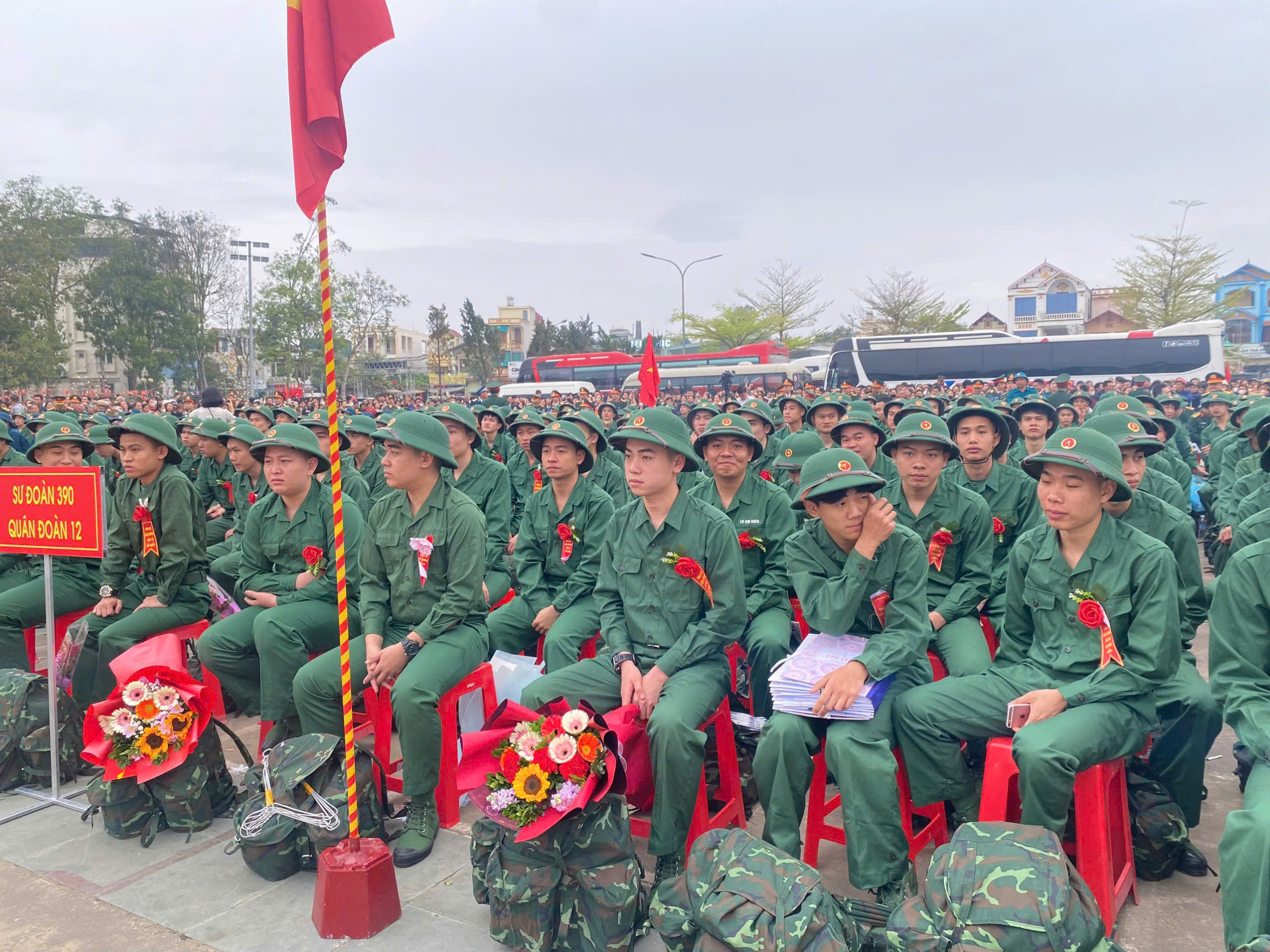 26 THANH NIÊN ƯU TÚ XÃ HOẰNG SƠN PHẤN KHỞI LÊN ĐƯỜNG NHẬP NGŨ