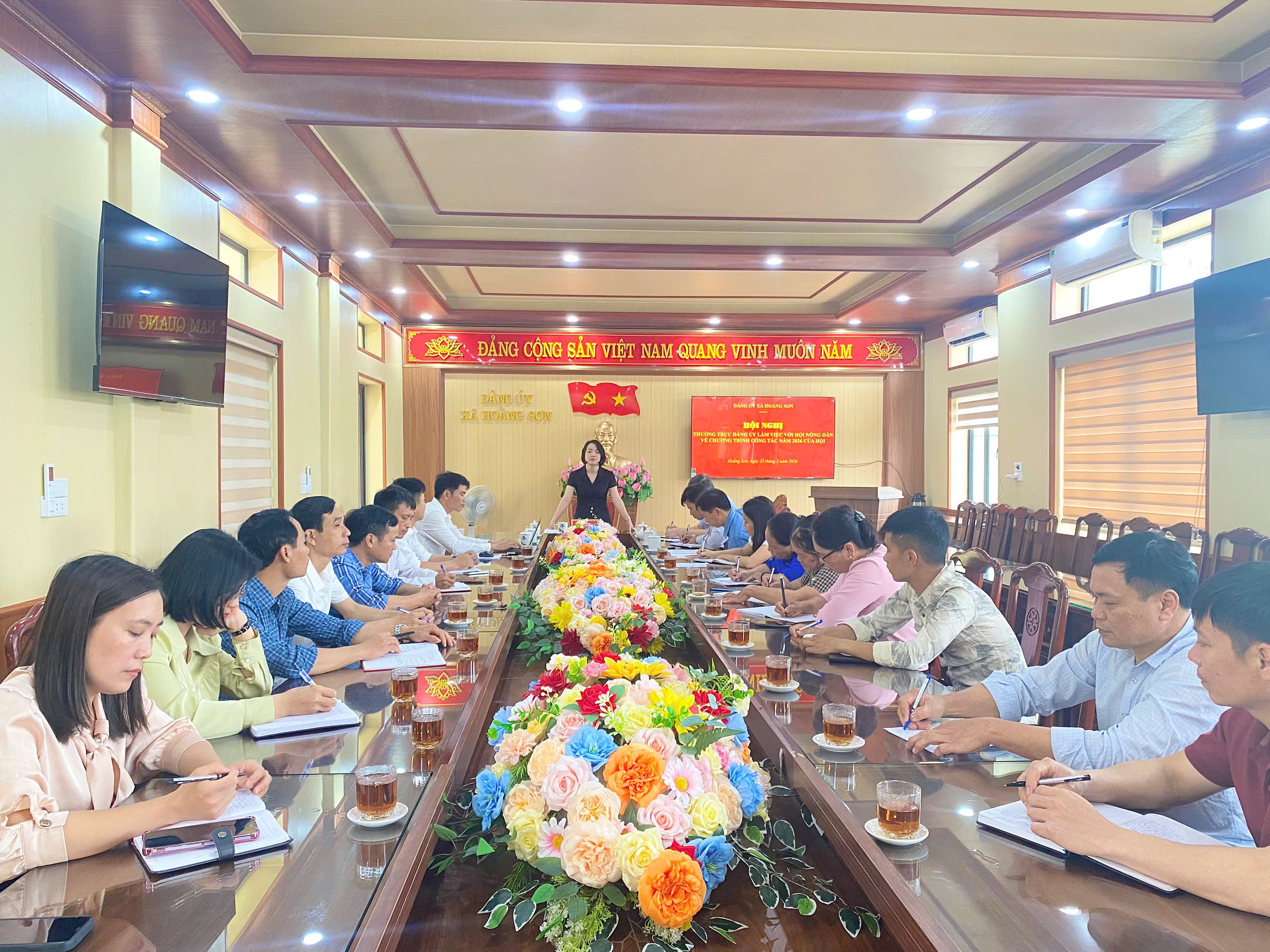Thường trực Đảng ủy xã Hoằng Sơn làm việc với Hội nông dân xã về chương trình công tác năm 2026 của hội