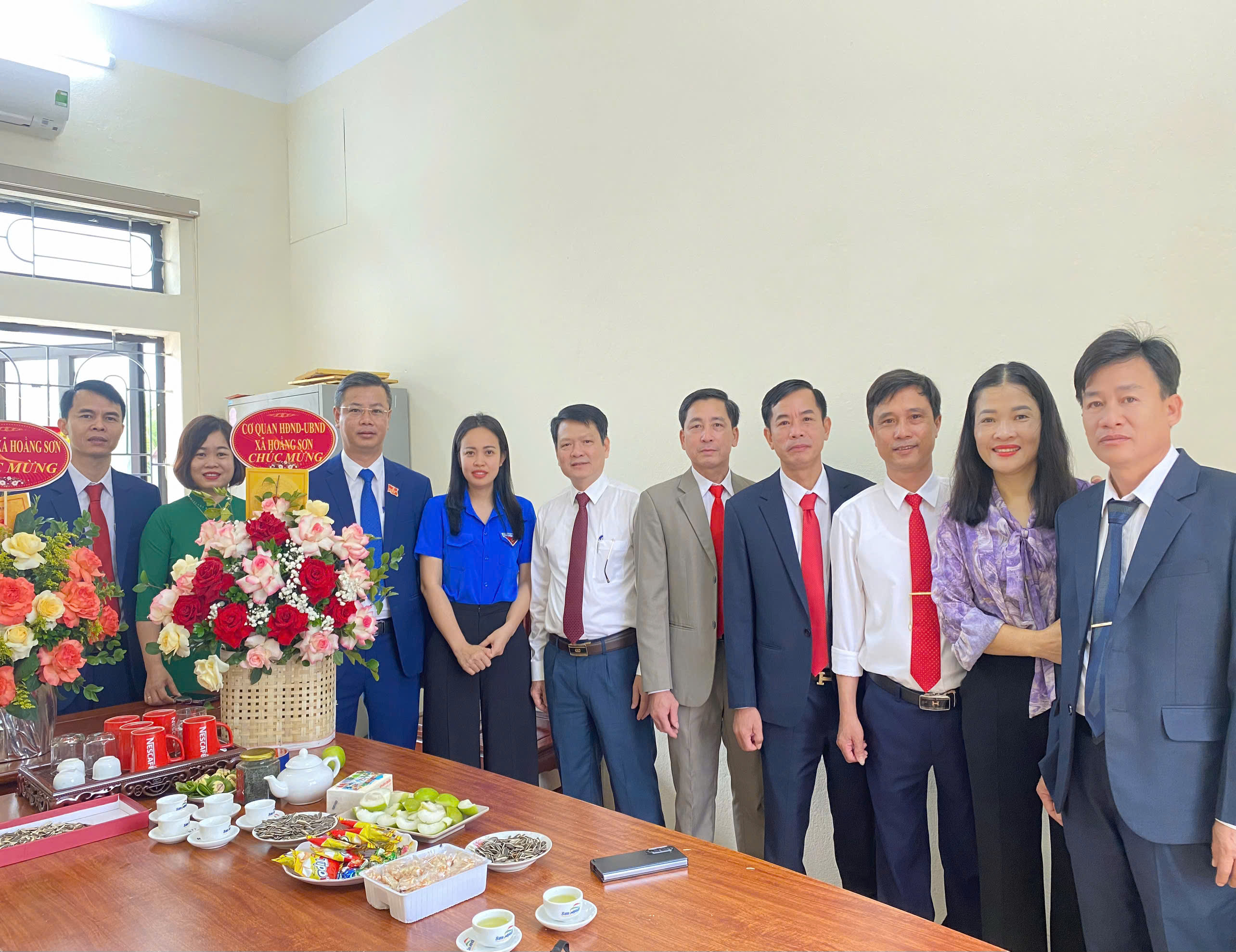 LÃNH ĐẠO XÃ HOẰNG SƠN CHÚC MỪNG ĐOÀN THANH NIÊN CỘNG SẢN HỒ CHÍ MINH XÃ HOẰNG SƠN