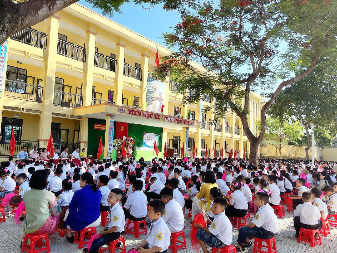 ĐỒNG CHÍ PHÓ BÍ THƯ THƯỜNG TRỰC ĐẢNG ỦY DỰ BẾ GIẢNG NĂM HỌC 2025-2026 TẠI TRƯỜNG TIỂU HỌC HOẰNG CÁT