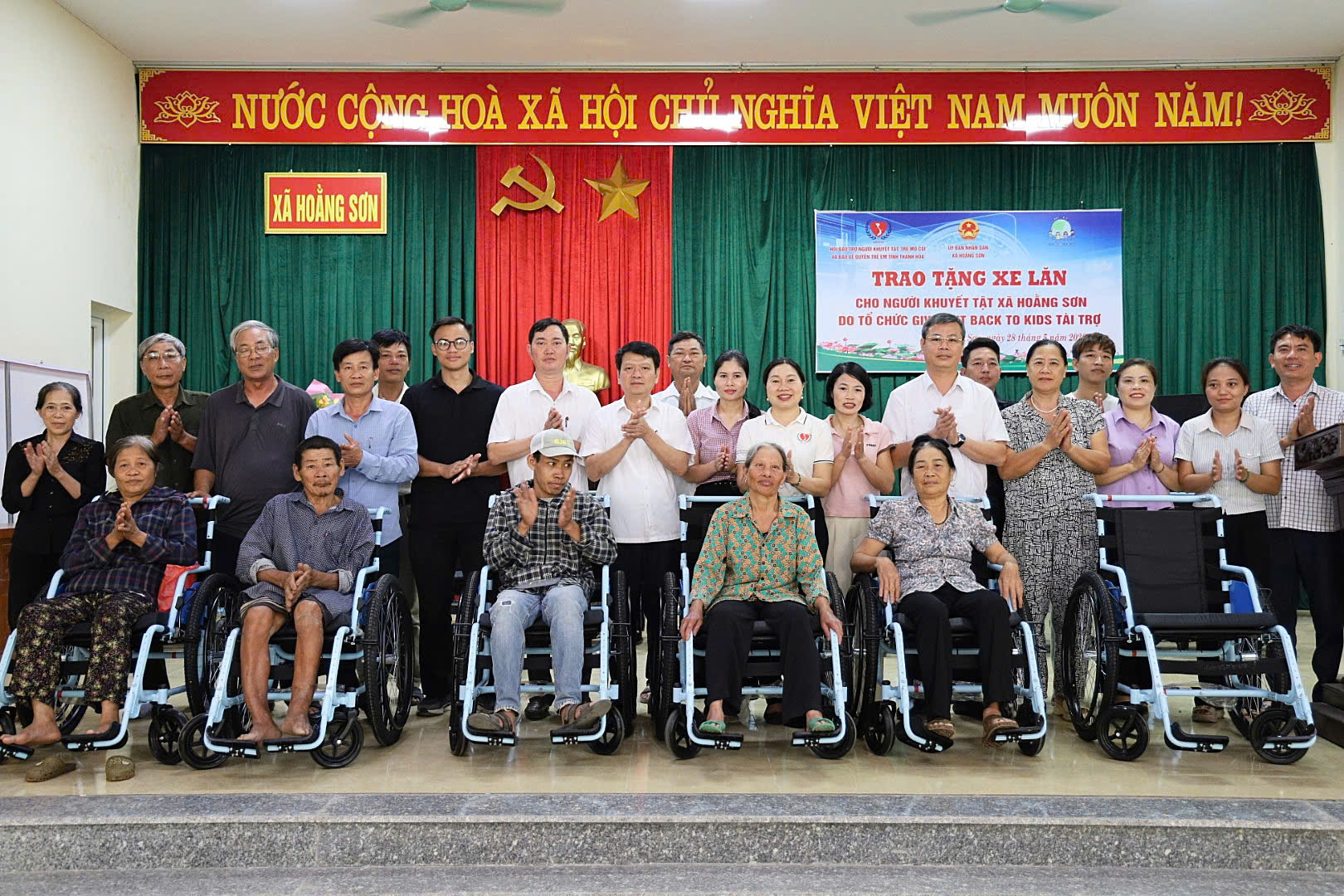 Hội Bảo trợ người khuyết tật, trẻ mồ côi và Bảo vệ quyền trẻ em tỉnh Thanh Hóa phối hợp với UBND xã Hoằng Sơn tổ chức chương trình trao tặng xe lăn cho người khuyết tật trên địa bàn xã Hoằng Sơn. Chương trình do tổ chức Giving It Back To Kids