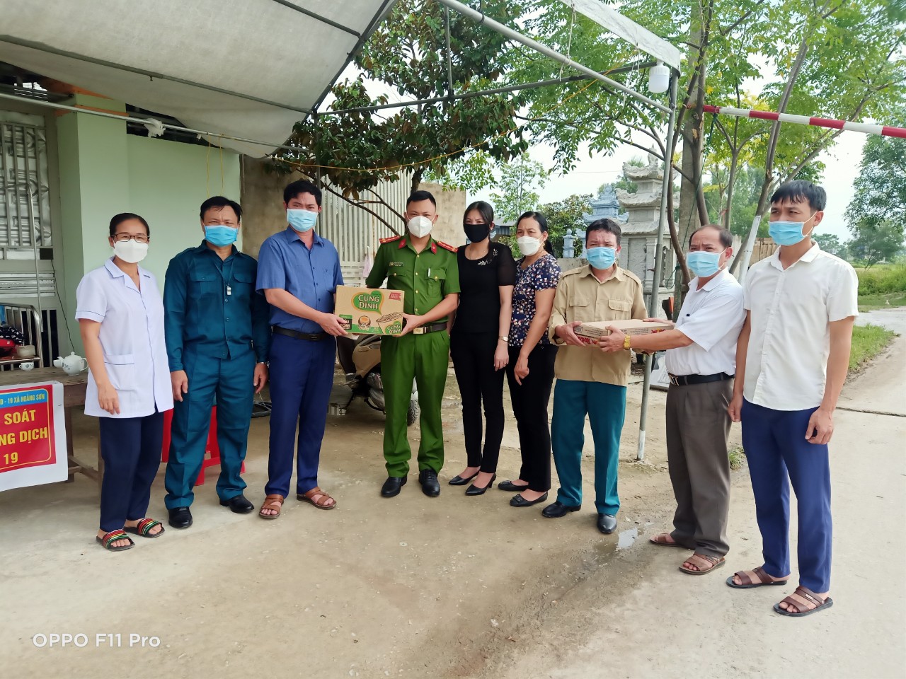 Thăm, tặng quà tại chốt kiểm dịch Covid - 19