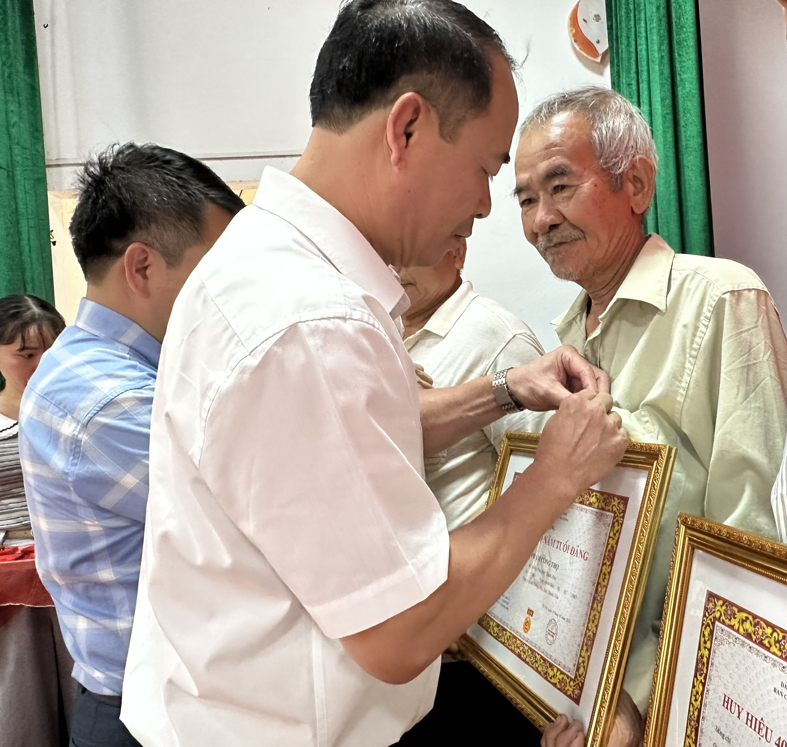 Anh-tin-bai