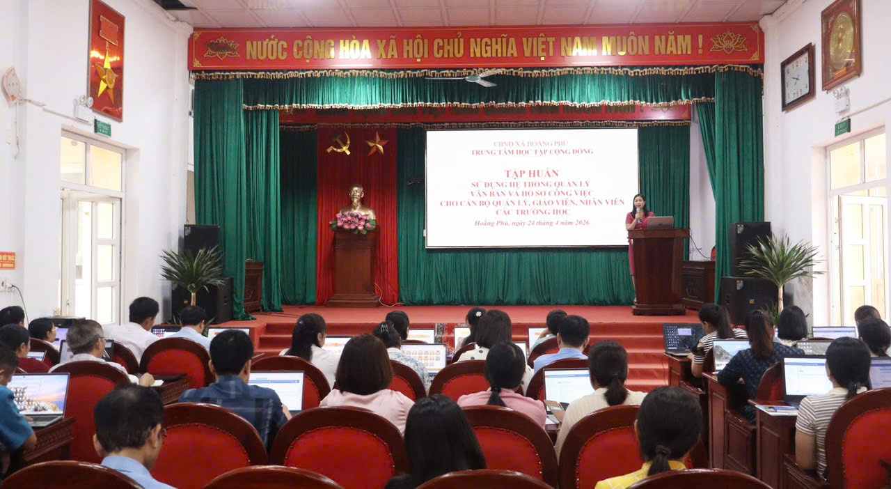XÃ HOẰNG PHÚ TỔ CHỨC TẬP HUẤN SỬ DỤNG HỆ THỐNG QUẢN LÝ VĂN BẢN VÀ HỒ SƠ CÔNG VIỆC CHO CÁC TRƯỜNG HỌC.