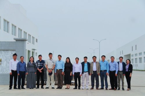 5. Các đồng chí trong đoàn chụp ảnh lưu niệm tại Công ty TNHH Sakurai Việt Nam - Chi nhánh Hoằng Hóa..jpg