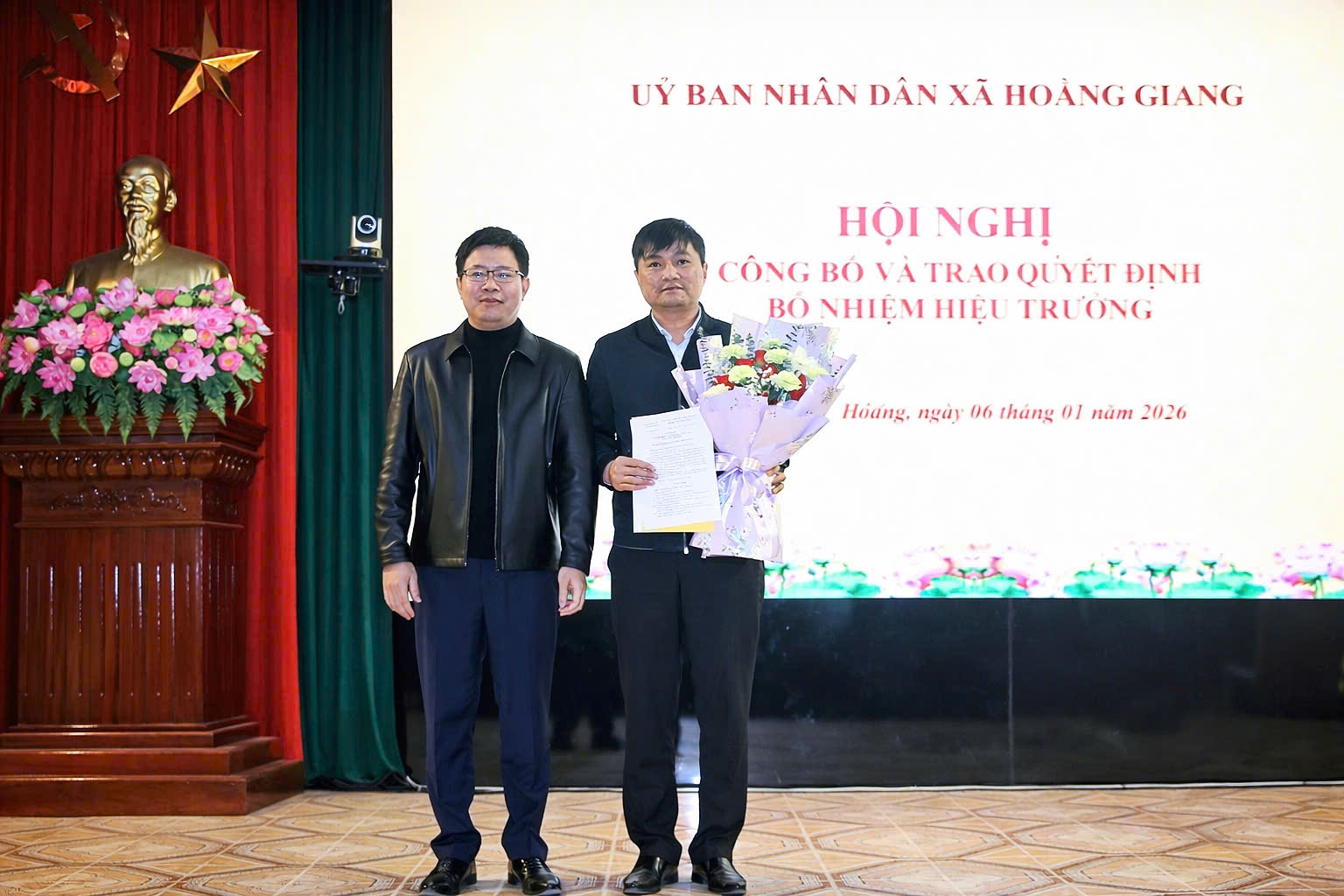 Trao Quyết định bổ nhiệm chức vụ Hiệu trưởng Trường THCS Hoằng Hợp.