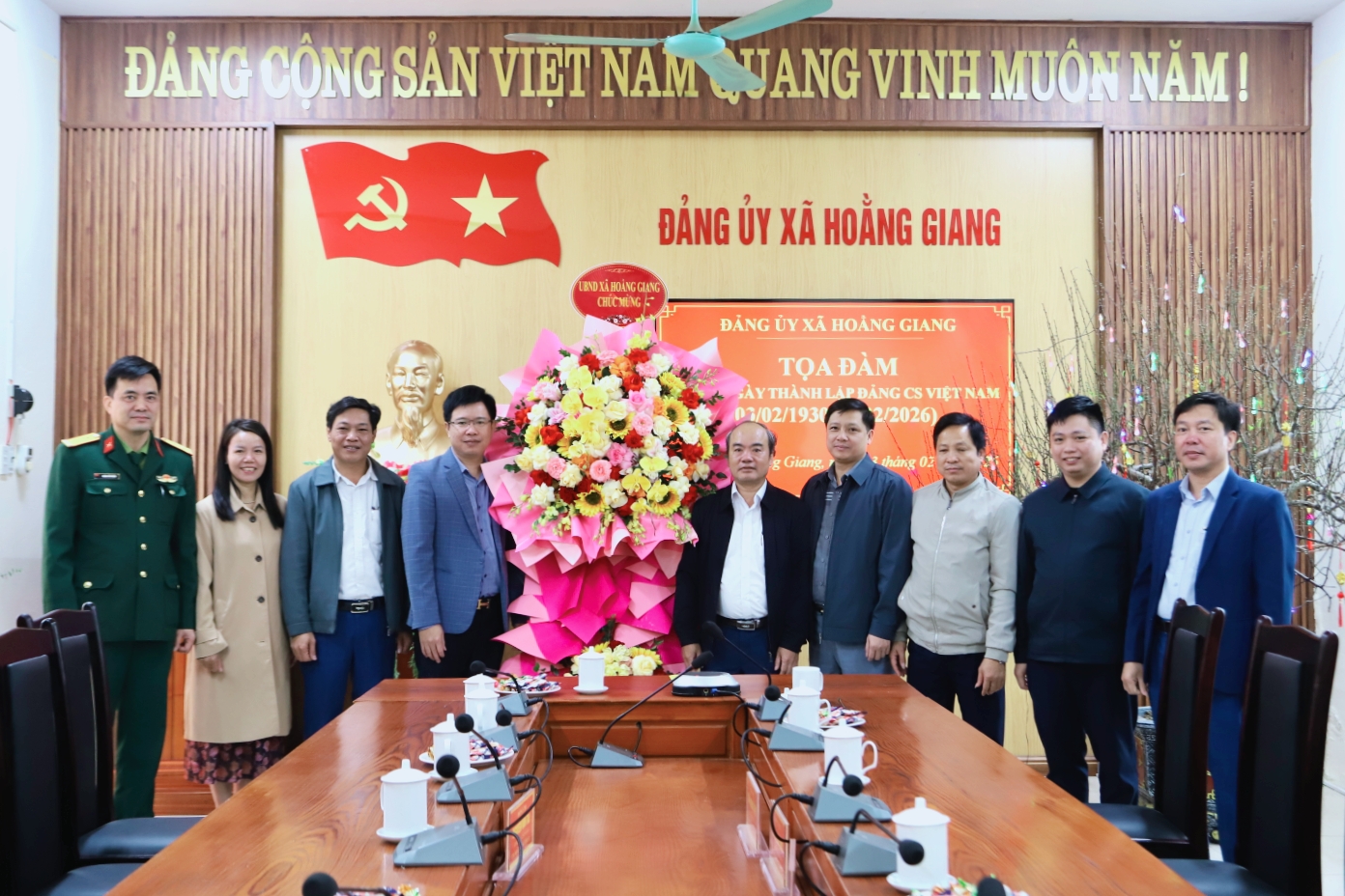 Các đồng chí Thường trực HĐND, UBND, UBMTTQ, Ban chỉ huy Quân sự xã tặng hoa chúc mừng Đảng ủy xã Hoằng Giang nhân kỷ niệm 96 năm Ngày thành lập Đảng Cộng sản Việt Nam (3/2/1930 – 3/2/2026)