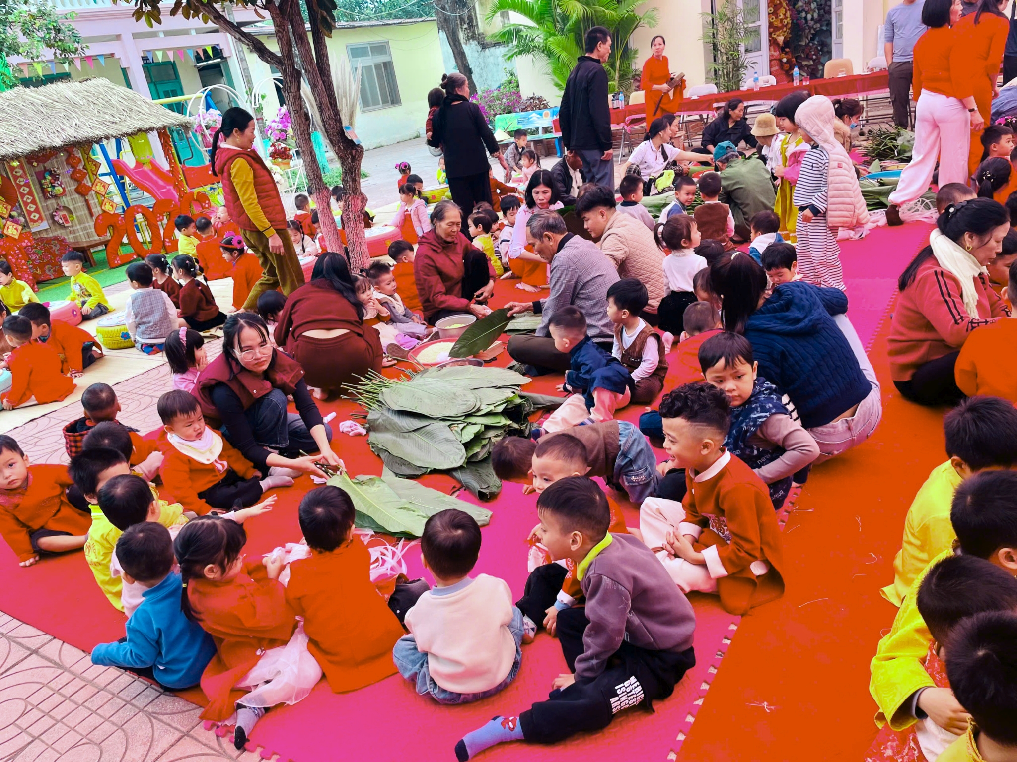 Trường Mầm non Hoằng Xuân 1 tổ chức hoạt động trải nghiệm “Gói bánh chưng ngày Tết – Tết nhân ái – Xuân Bính Ngọ 2026”