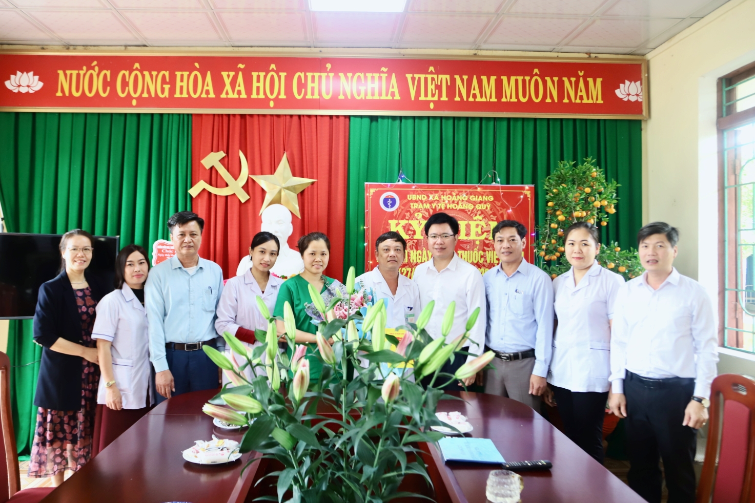 Các đồng chí lãnh đạo xã Hoằng Giang chúc mừng Bệnh viện đa khoa Hàm Rồng và các Trạm y tế trên địa bàn xã nhân ngày thầy thuốc việt nam 27/2