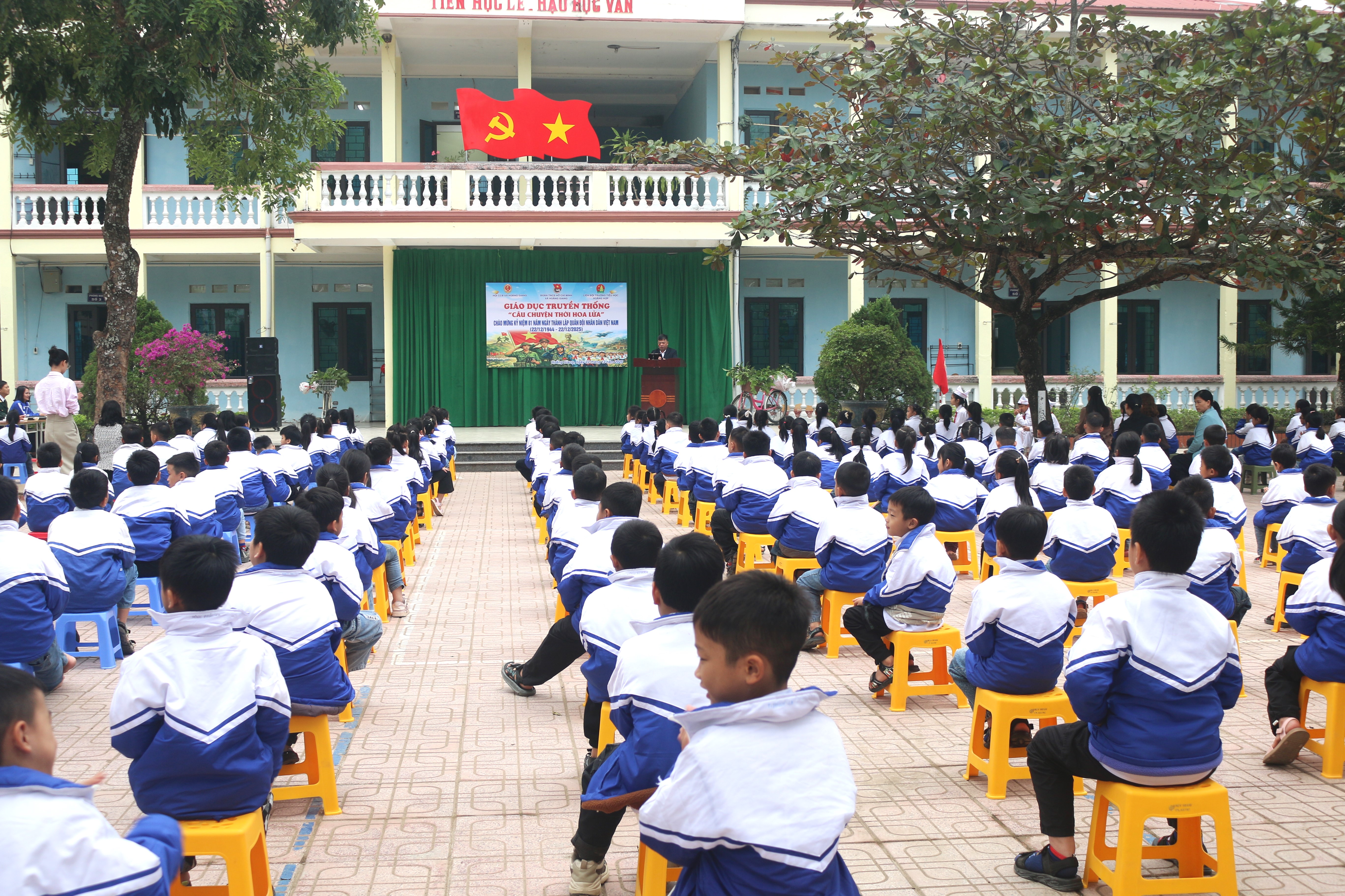 Trường Tiểu học Hoằng Hợp tổ chức sinh hoạt truyền thống “Câu chuyện thời hoa lửa” nhân kỷ niệm 81 năm Ngày thành lập Quân đội nhân dân Việt Nam 22/12.