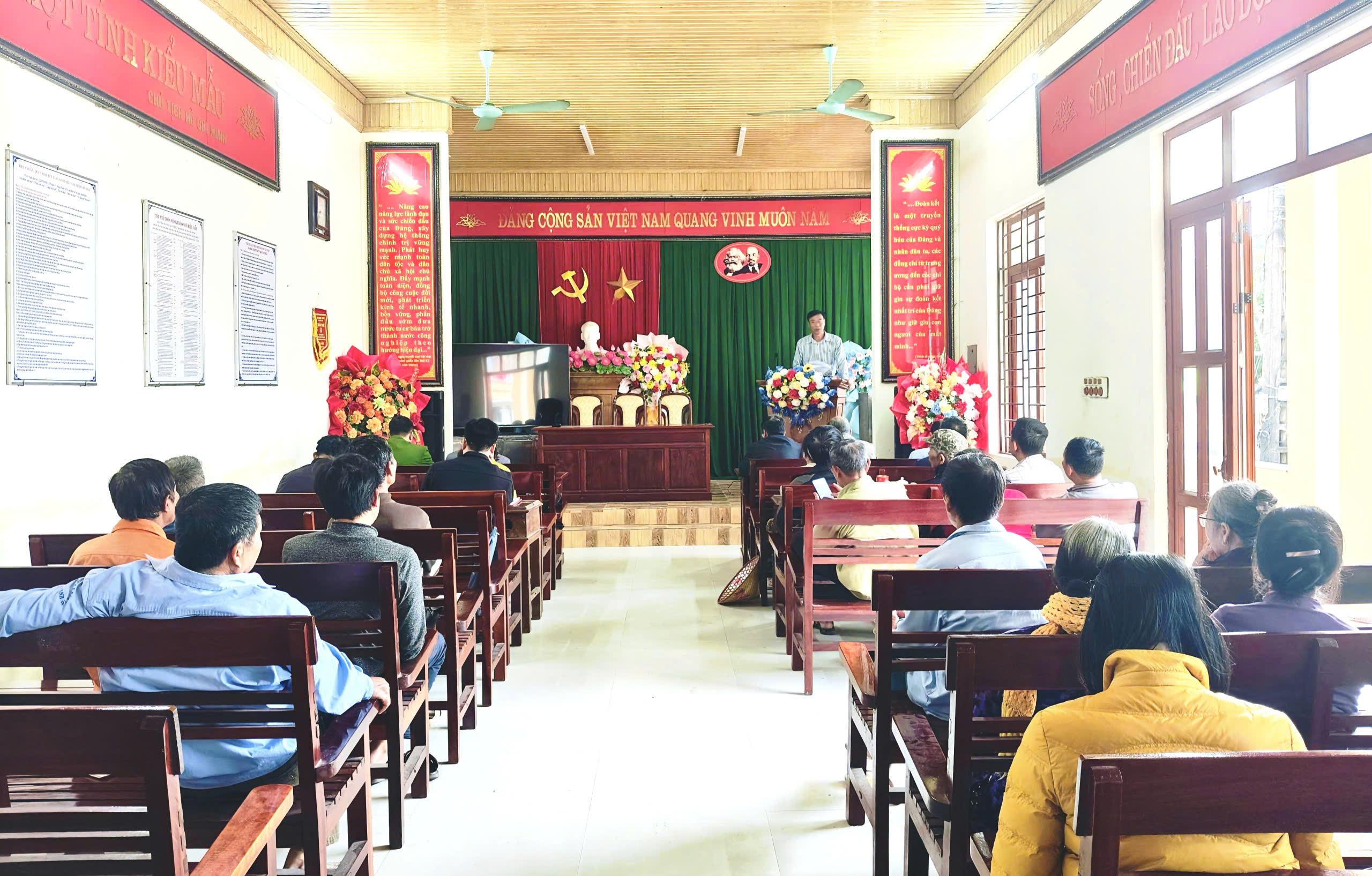 Hội nghị công khai chủ trương, mặt bằng quy hoạch, các văn bản pháp lý có liên quan và kế hoạch giải phóng mặt bằng để thực hiện dự án: Di dời, hoàn trả kênh mương và các công trình hạ tầng kỹ thuật phục vụ công tác GPMB để thực hiện dự án Đầu tư xây dựng và kinh doanh kết cấu hạ tầng khu công nghiệp WHA Smat Technology- Thanh Hóa.