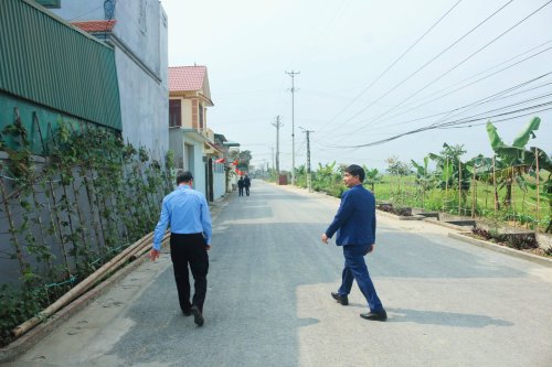1. Nhiều tuyến đường của thôn Đông Nam đã được thảm nhựa..jpg