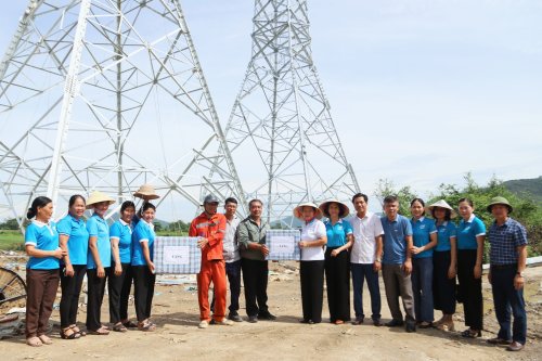 Hội LHPN tỉnh thăm, tặng quà lực lượng thi công dự án đường dây 500kv mạch 3 qua xã Hoằng Xuân huyện Hoằng Hóa