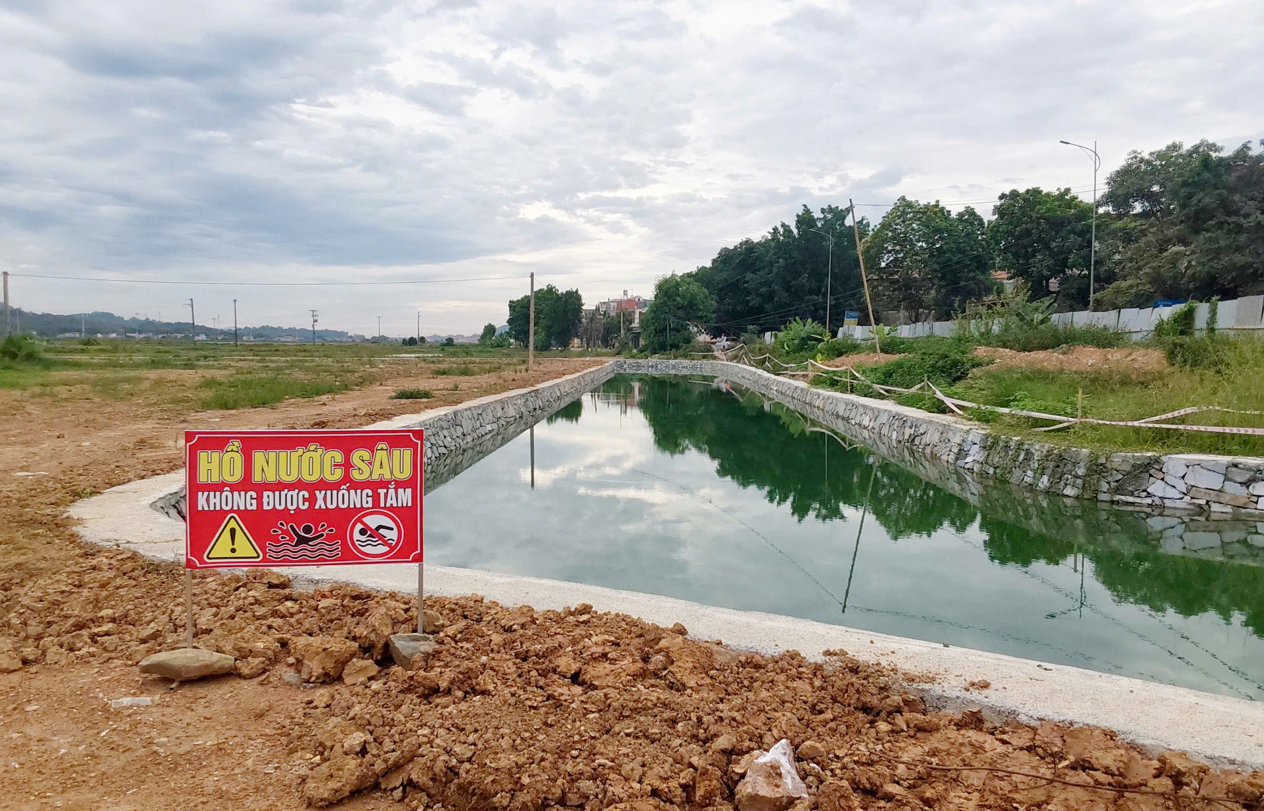 CẢNH BÁO NGUY HIỂM: KHÔNG ĐƯA TRẺ EM ĐẾN TẮM TẠI KHU VỰC HÀO SÂU LĂNG MIẾU TRIỆU TƯỜNG ĐANG TU BỔ