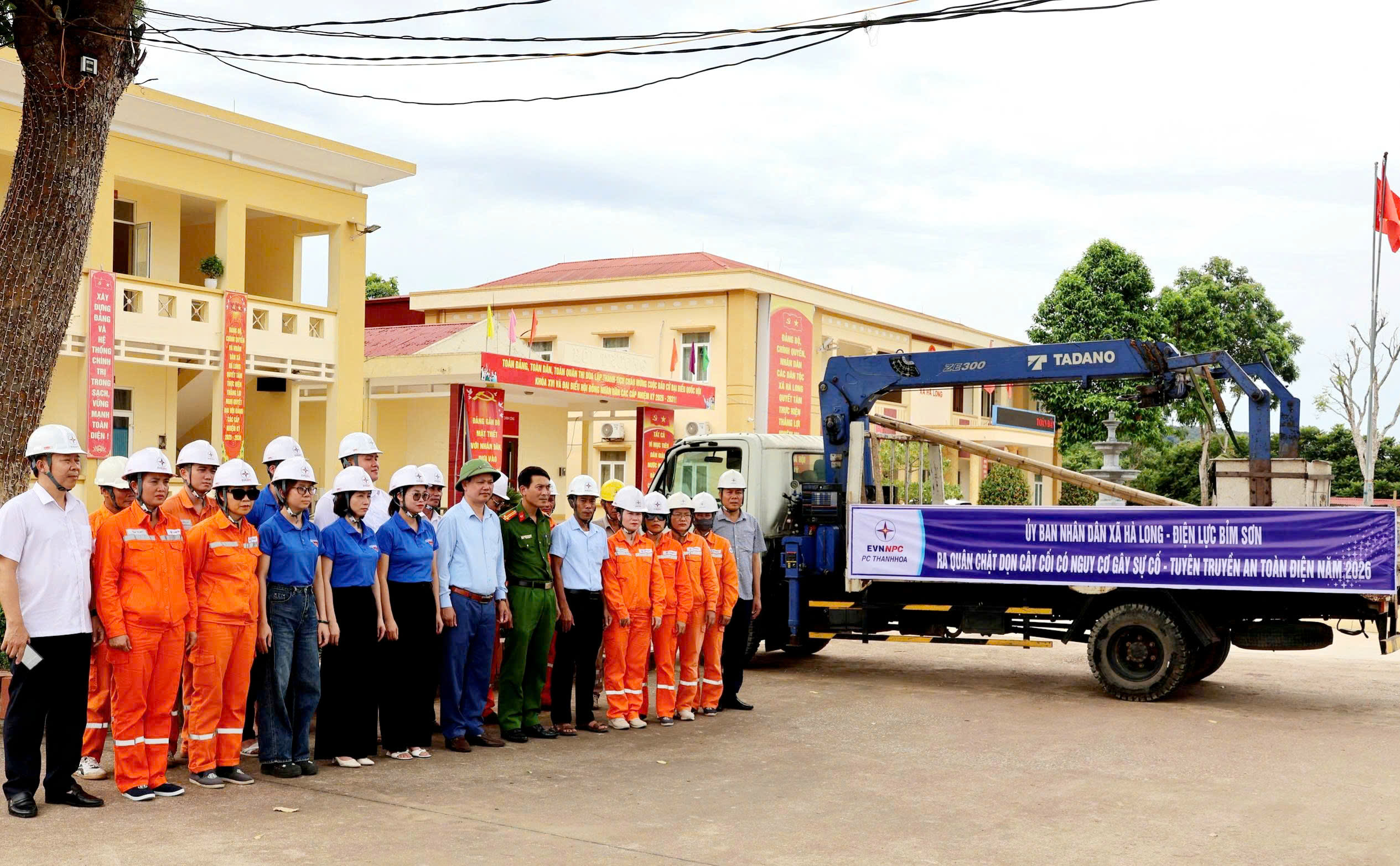 XÃ HÀ LONG RA QUÂN CHẶT DỌN HÀNH LANG LƯỚI ĐIỆN, PHÒNG NGỪA SỰ CỐ TRƯỚC MÙA MƯA BÃO NĂM 2026