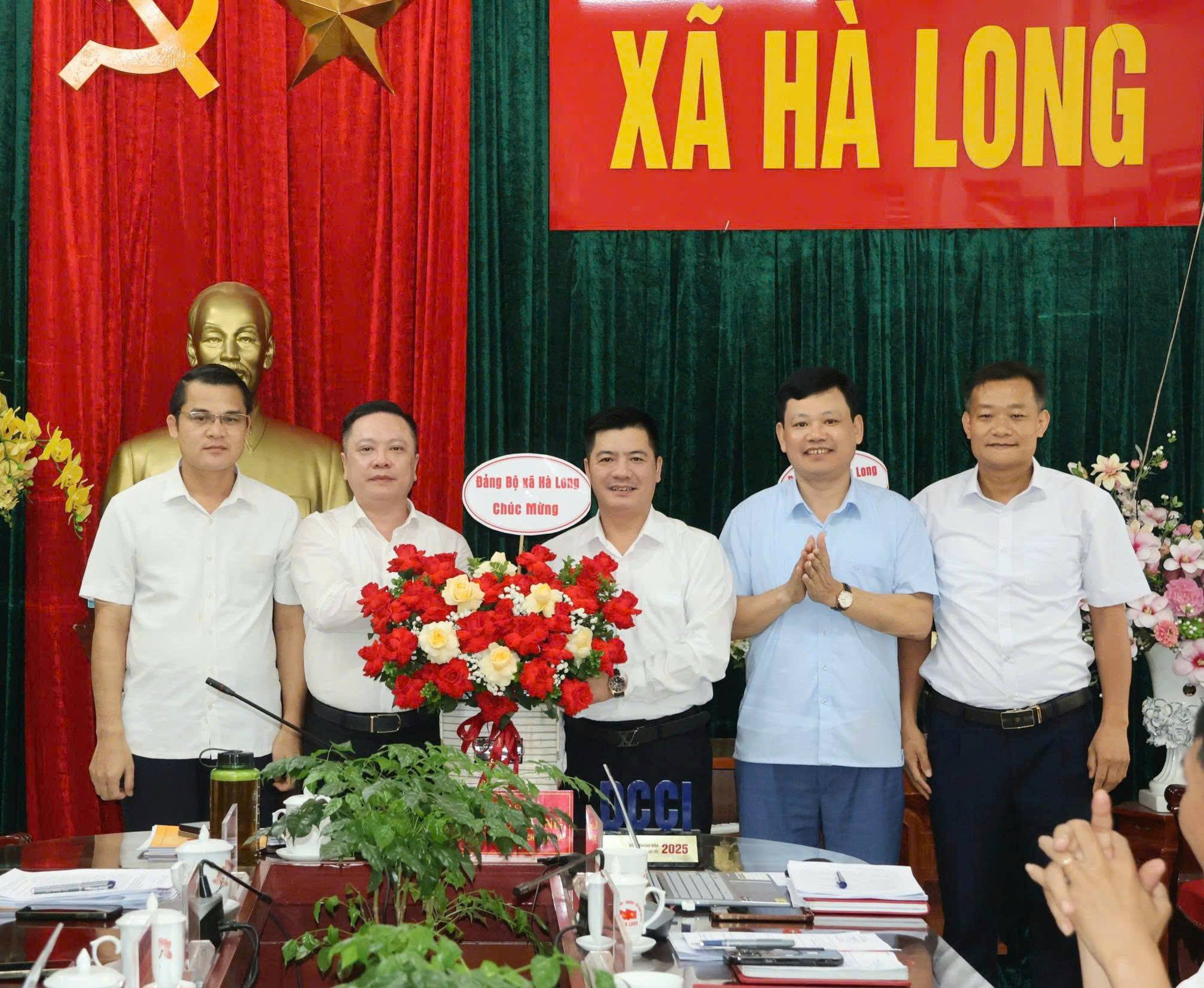 Đảng ủy xã Hà Long chúc mừng thành tích của UBND xã xếp thứ 3 toàn tỉnh về Chỉ số năng lực cạnh tranh cấp xã (DCCI) năm 2025