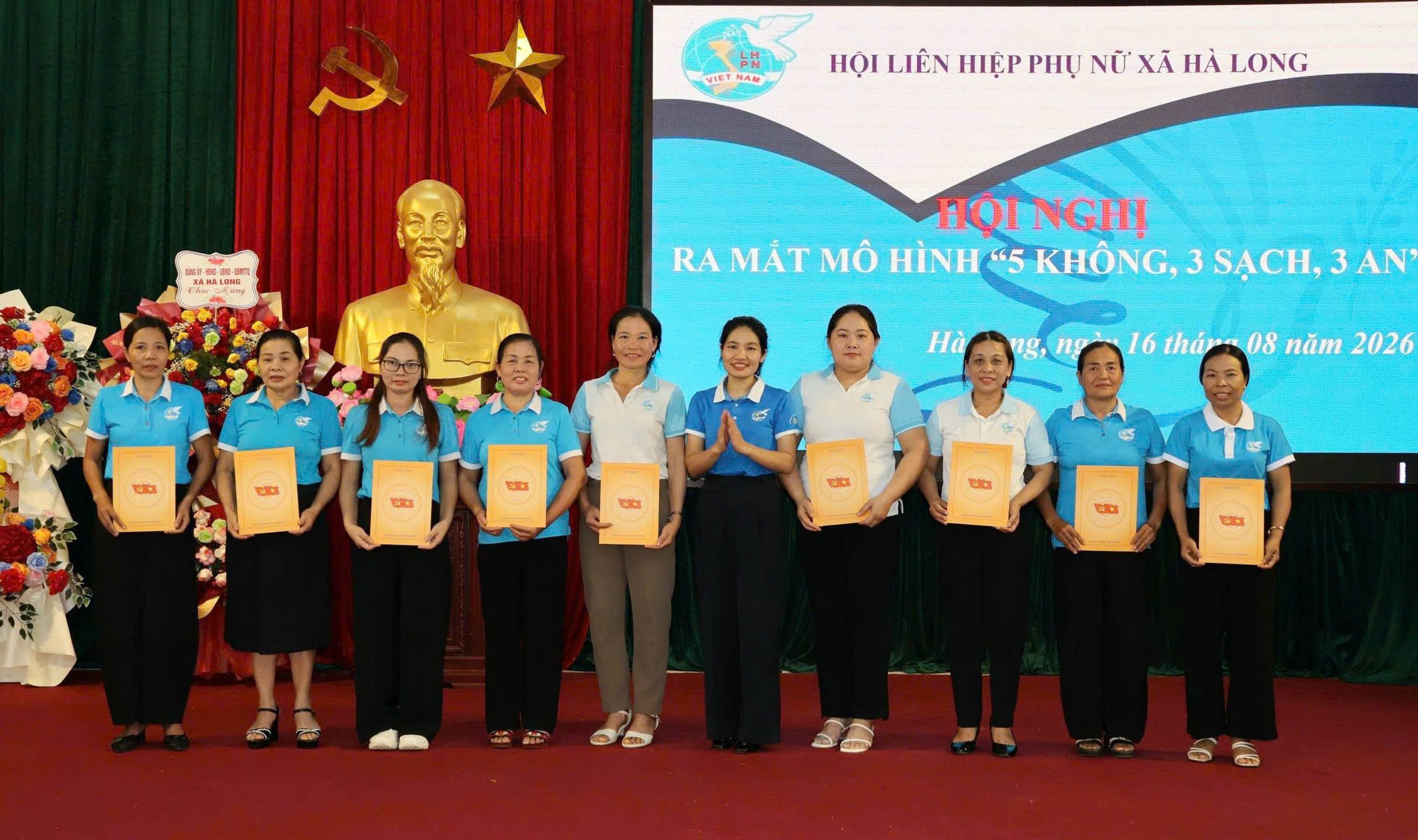 XÃ HÀ LONG RA MẮT CÁC MÔ HÌNH “CÔNG DÂN SỐ, CHI HỘI SỐ, GIA ĐÌNH SỐ” VÀ “5 KHÔNG, 3 SẠCH, 3 AN”