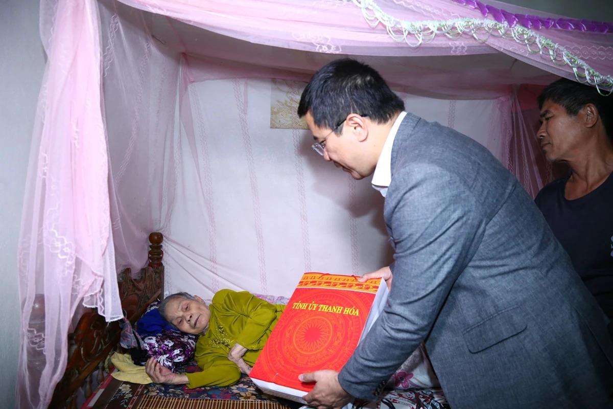 Có thể là hình ảnh về một hoặc nhiều người, cái bục và văn bản