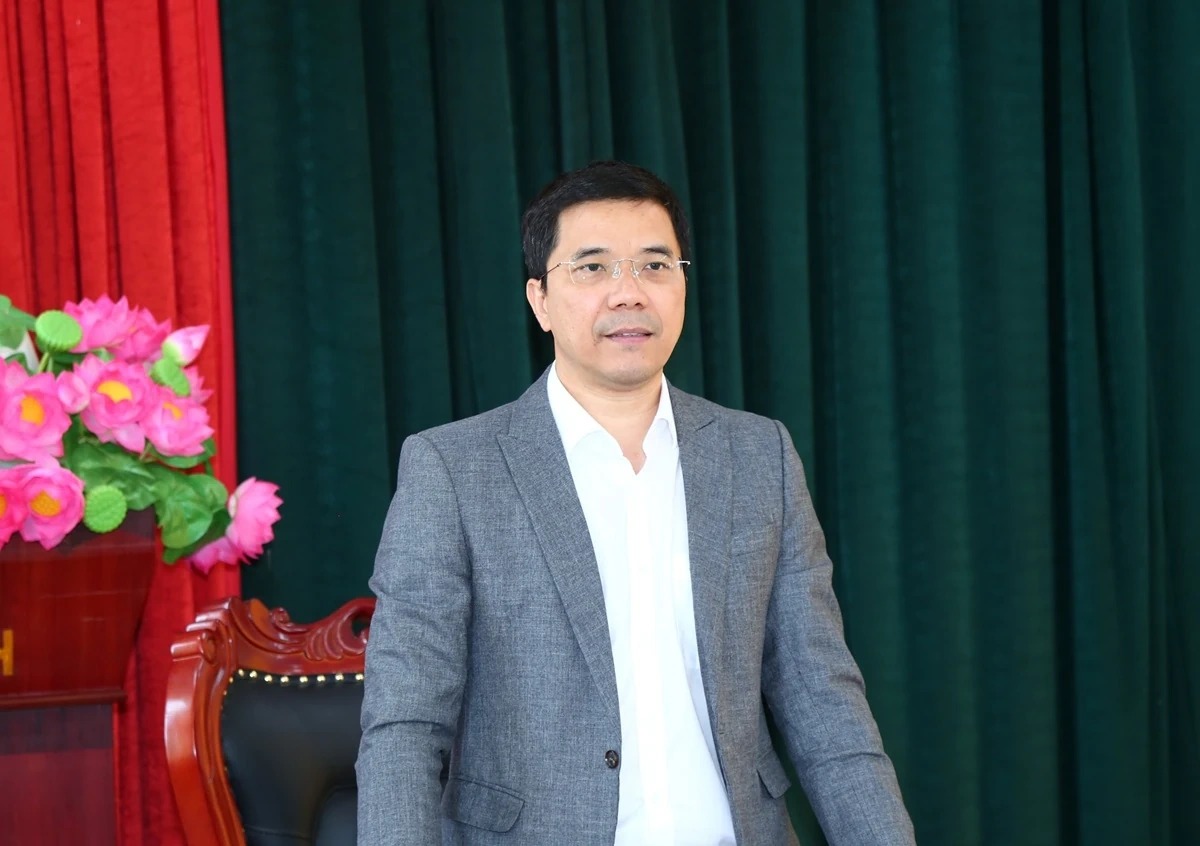 Có thể là hình ảnh về một hoặc nhiều người và cái bục