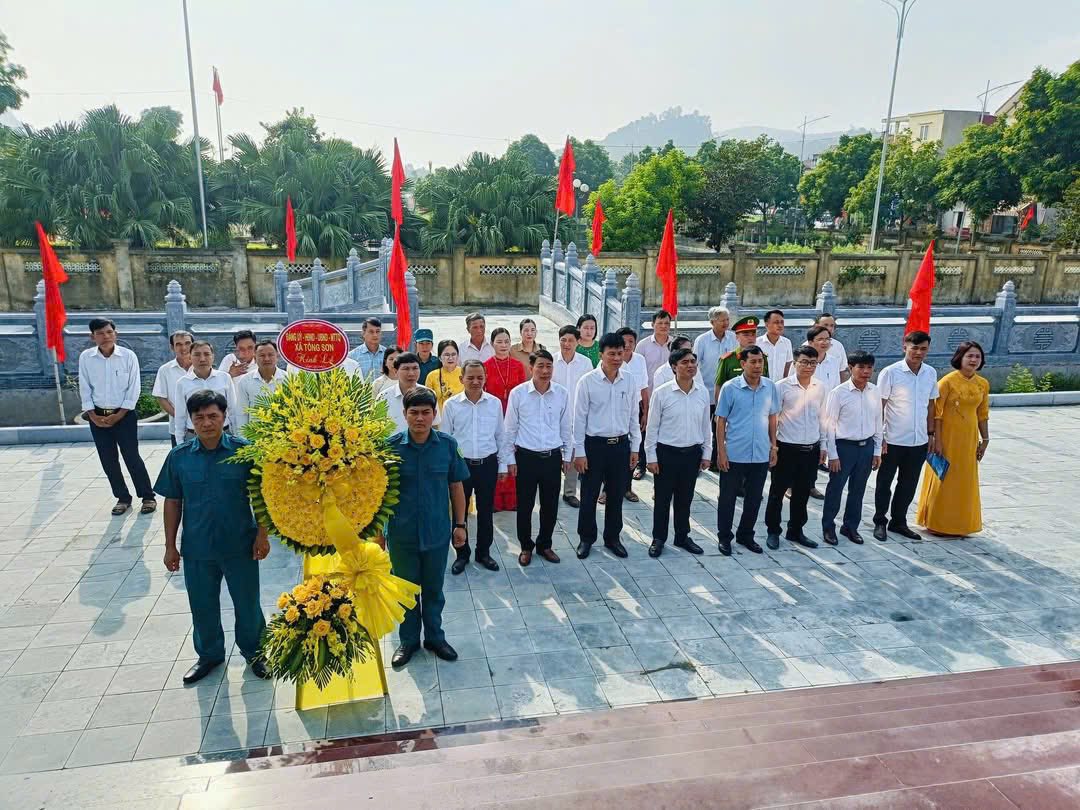 Có thể là hình ảnh về 5 người và văn bản