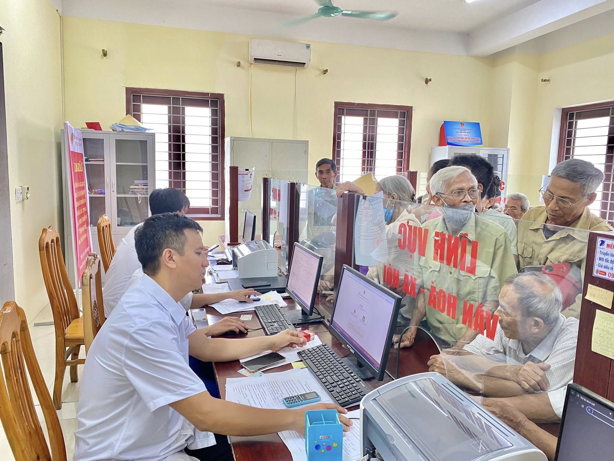 Có thể là hình ảnh về 4 người, mọi người đang học và văn bản