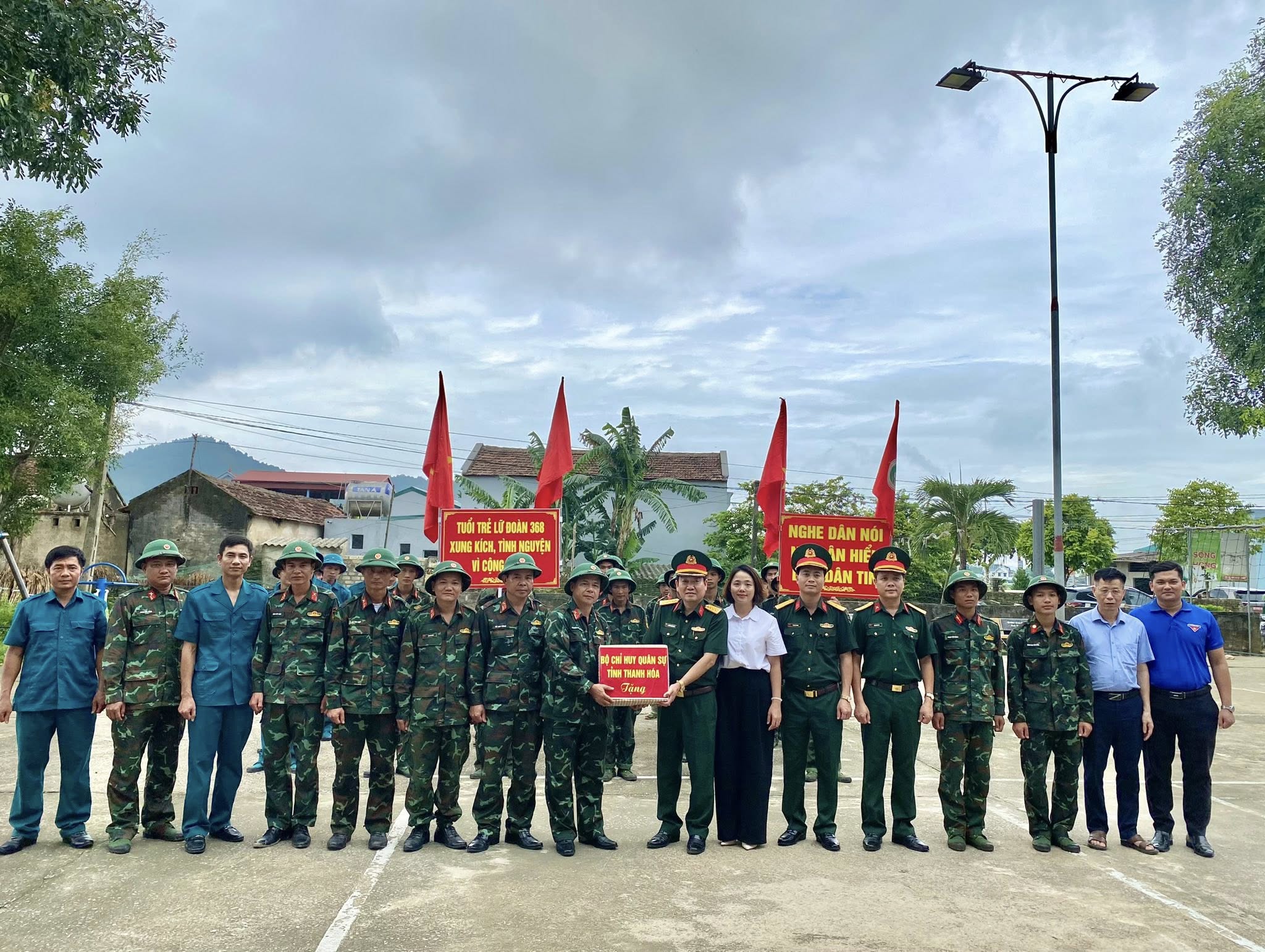 Có thể là hình ảnh về 14 người và văn bản