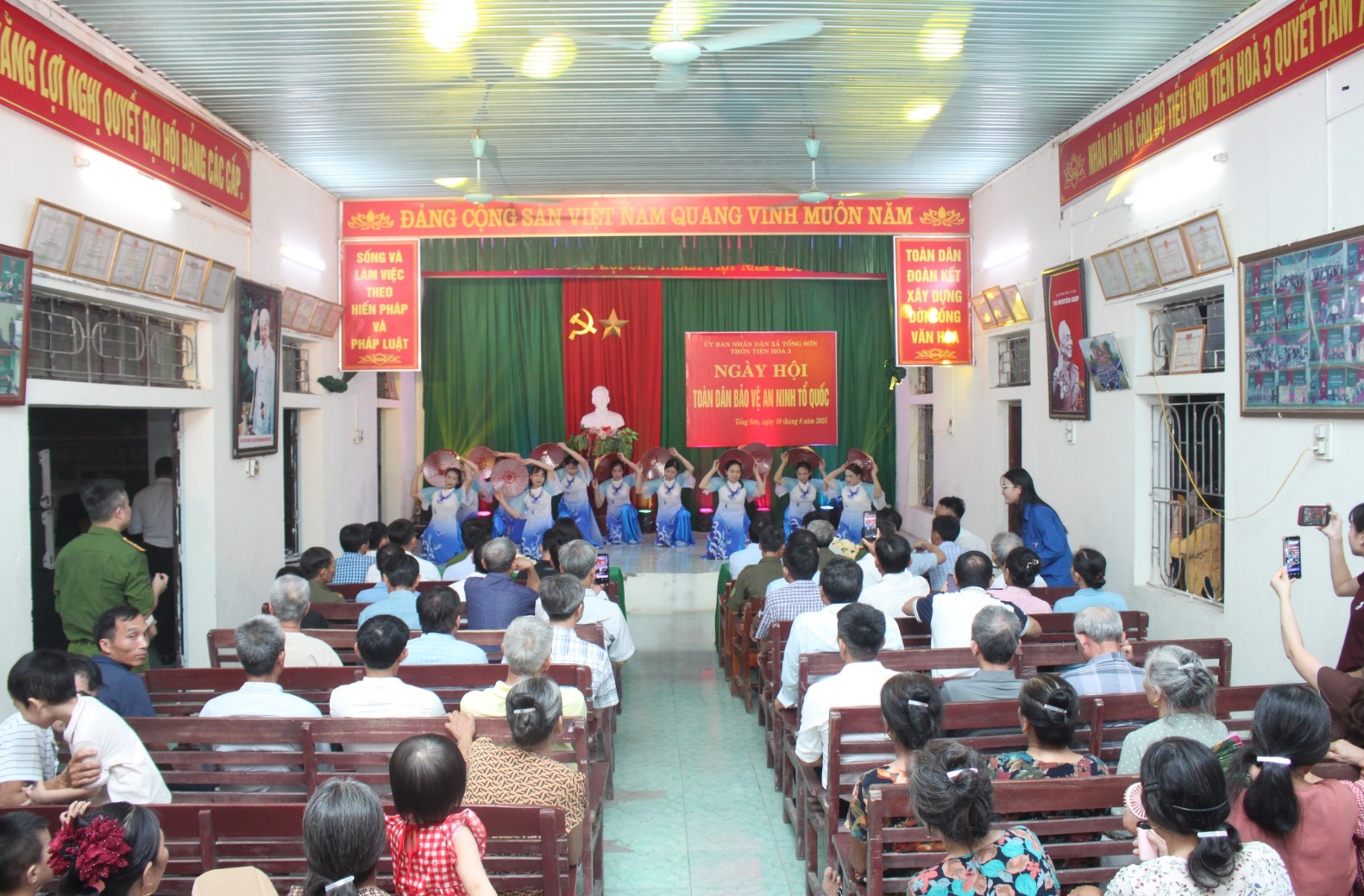 Có thể là hình ảnh về ‎6 người, đám đông và ‎văn bản cho biết '‎ANGLQ 年信的情 សា់ SỐNG VÀ LAM VIỆC 梅 ĐẢNG CỘNG NGSANVIỆT NAM QUANG VINH MUÔN NĂM 生 HIEN PHAP HIÊNPHÁP PHÁP A PHÁP LUAT TOÀN DÂN ĐOÀN KT XÂYDUNG D1 VĂN לבית .. NGÀY NGÀYHỘI HỘI T0MKDMBE制T003 a‎'‎‎