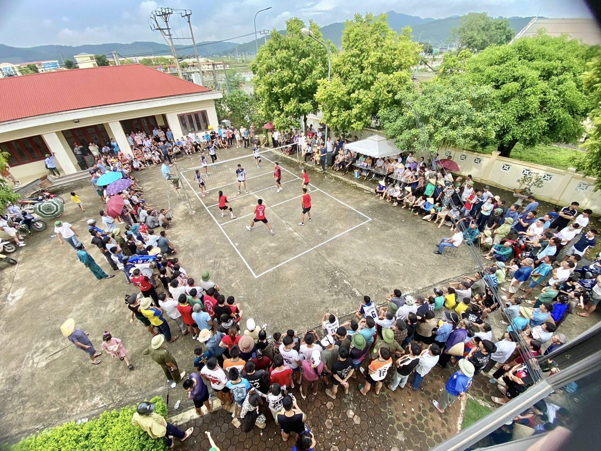 Có thể là hình ảnh về đám đông