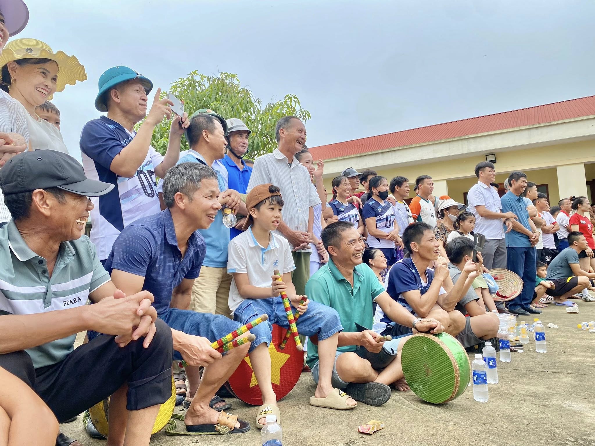 Có thể là hình ảnh về 4 người, mọi người đang đánh golf và văn bản cho biết 'PEARA'