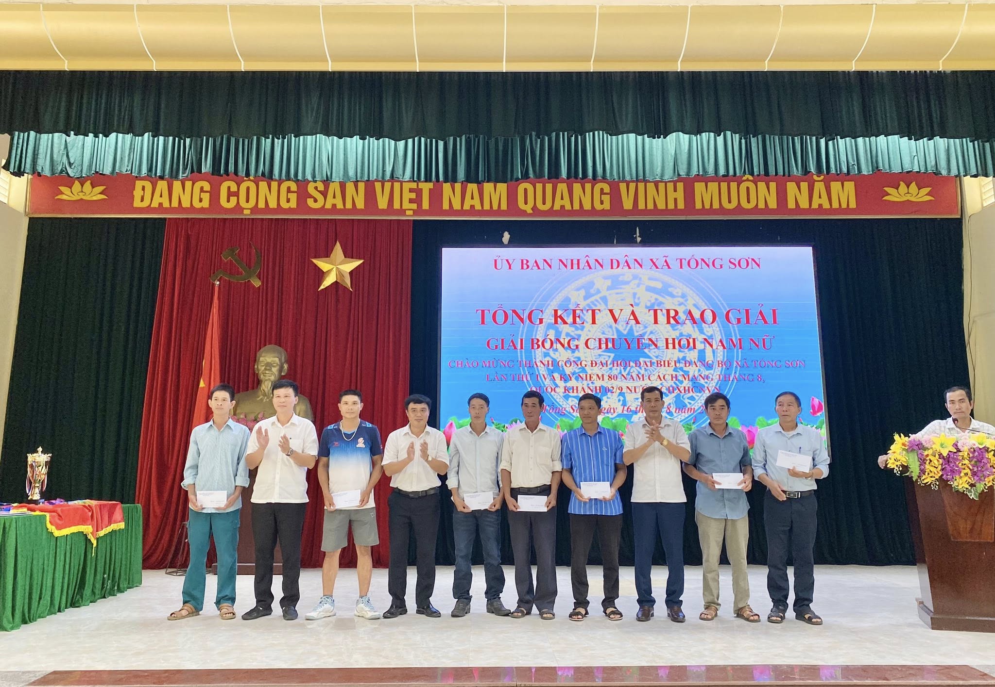 Có thể là hình ảnh về 11 người và văn bản