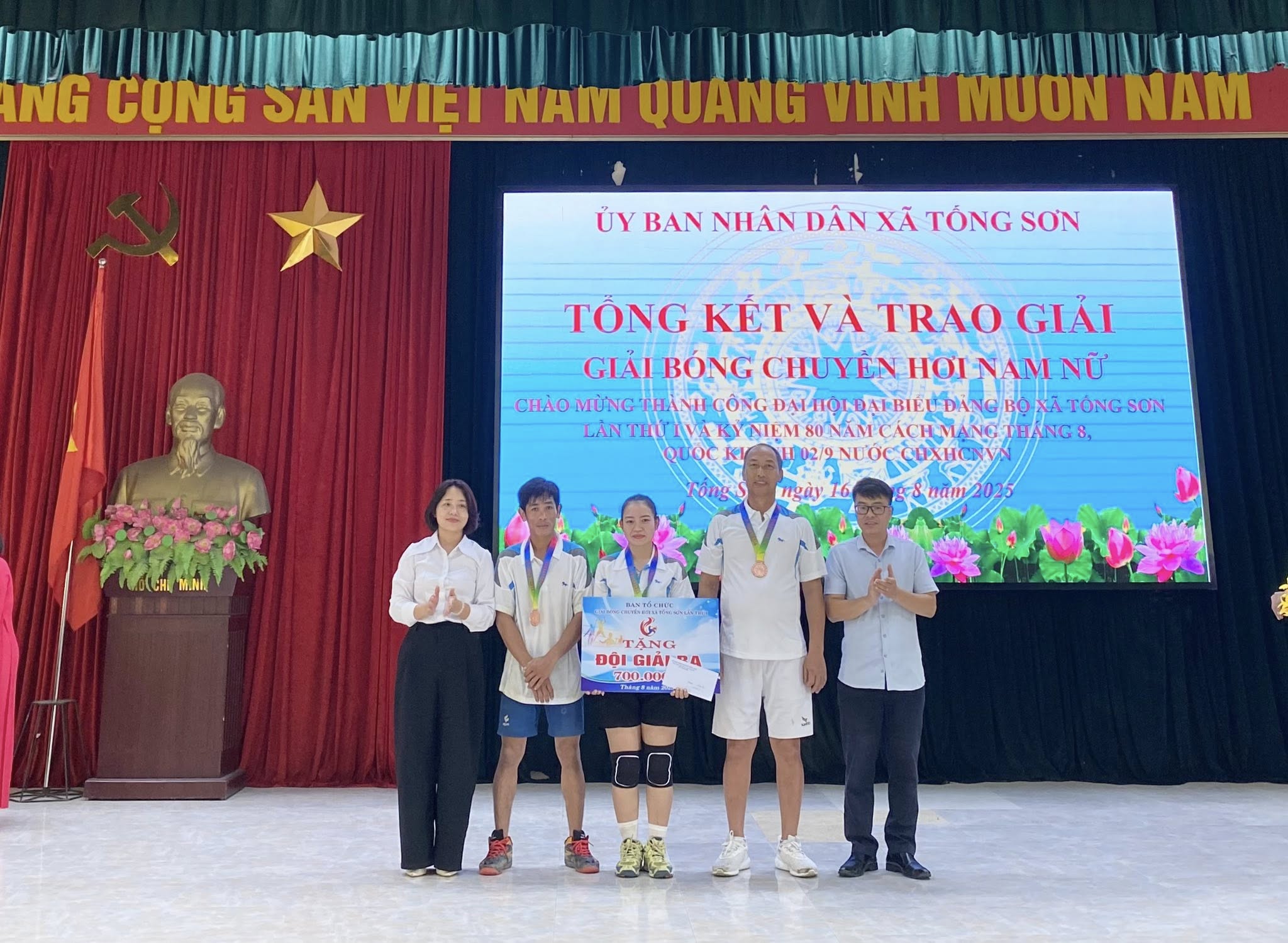 Có thể là hình ảnh về 5 người, cái bục và văn bản cho biết 'NG CONG SAN VIỆI NAIV QUANG VINH MUON NAM UY BAN NHÂN DÂN XÃ TÔNG SƠN TÔNG KẾT VÀ TRAO GIAI GIẢI BÓNG CHUYEN HOI AM NỮ cuAo MỪNG THÂNH CÔNG DALHOLDAL GBONÁTÓNGSON TÔNG SƠN LAN THU TIVAK WYNENWOVAMCACTWOTYA NIEMSONAMC NNIEMS THANGS, QUOCKI H020NƯOC MJNE Pong ngày: ĐỘI IGIẢI GIAI 70H0 KЛ:OOH'