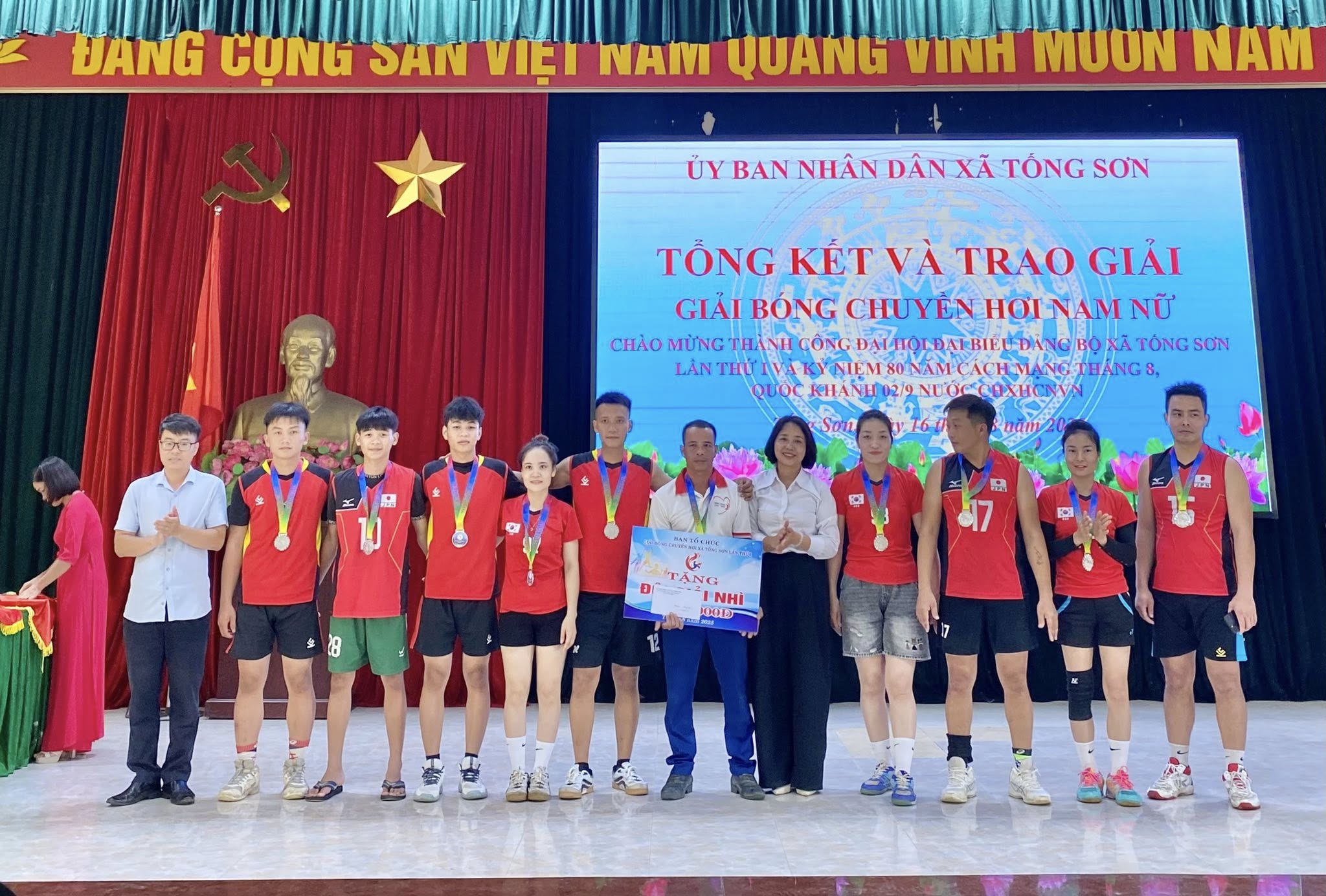 Có thể là hình ảnh về 13 người và văn bản