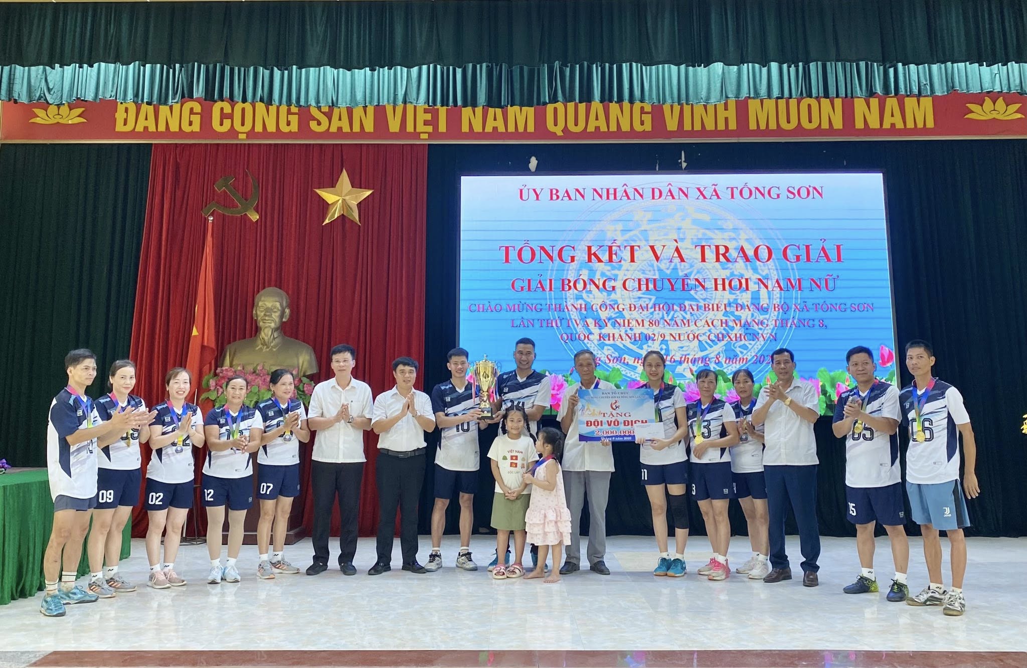 Có thể là hình ảnh về 15 người và văn bản