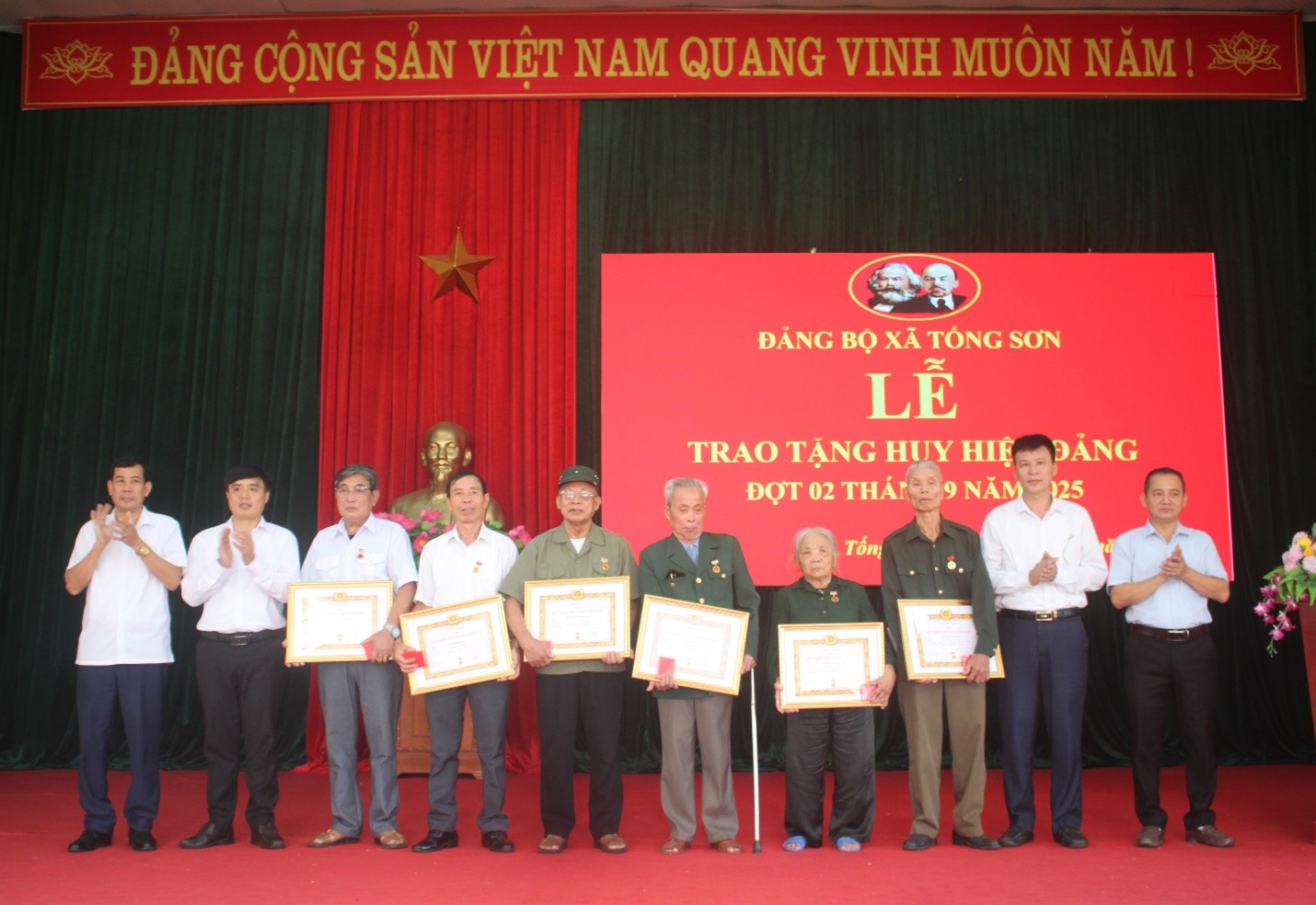 ĐẢNG BỘ XÃ TỐNG SƠN TỔ CHỨC LỄ TRAO TẶNG HUY HIỆU ĐẢNG ĐỢT 02/9/2025.
