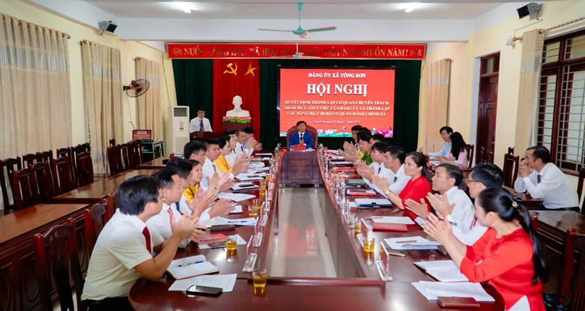 Hội nghị công bố các Quyết định của BTV Tỉnh uỷ; quyết định thành lập cơ quan chuyên trách tham mưu giúp việc của Đảng ủy và thành lập các Đảng bộ, Chi bộ cơ quan hành chính xã.
