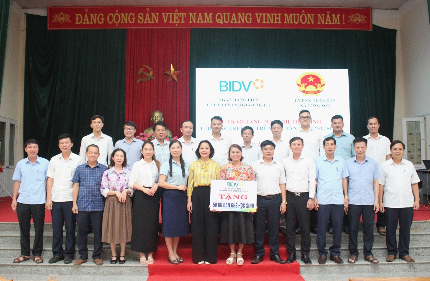 Chương trình tặng quà cho trẻ em có hoàn cảnh khó khăn và các nhà trường trên địa bàn xã Tống Sơn nhân dịp khai giảng năm học mới.