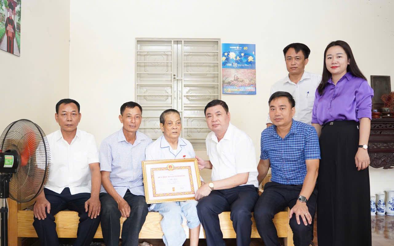 ĐẢNG ỦY XÃ HÀ TRUNG TRAO HUY HIỆU ĐẢNG TẠI GIA ĐÌNH CÁC ĐẢNG VIÊN ĐỢT 19/5/2026