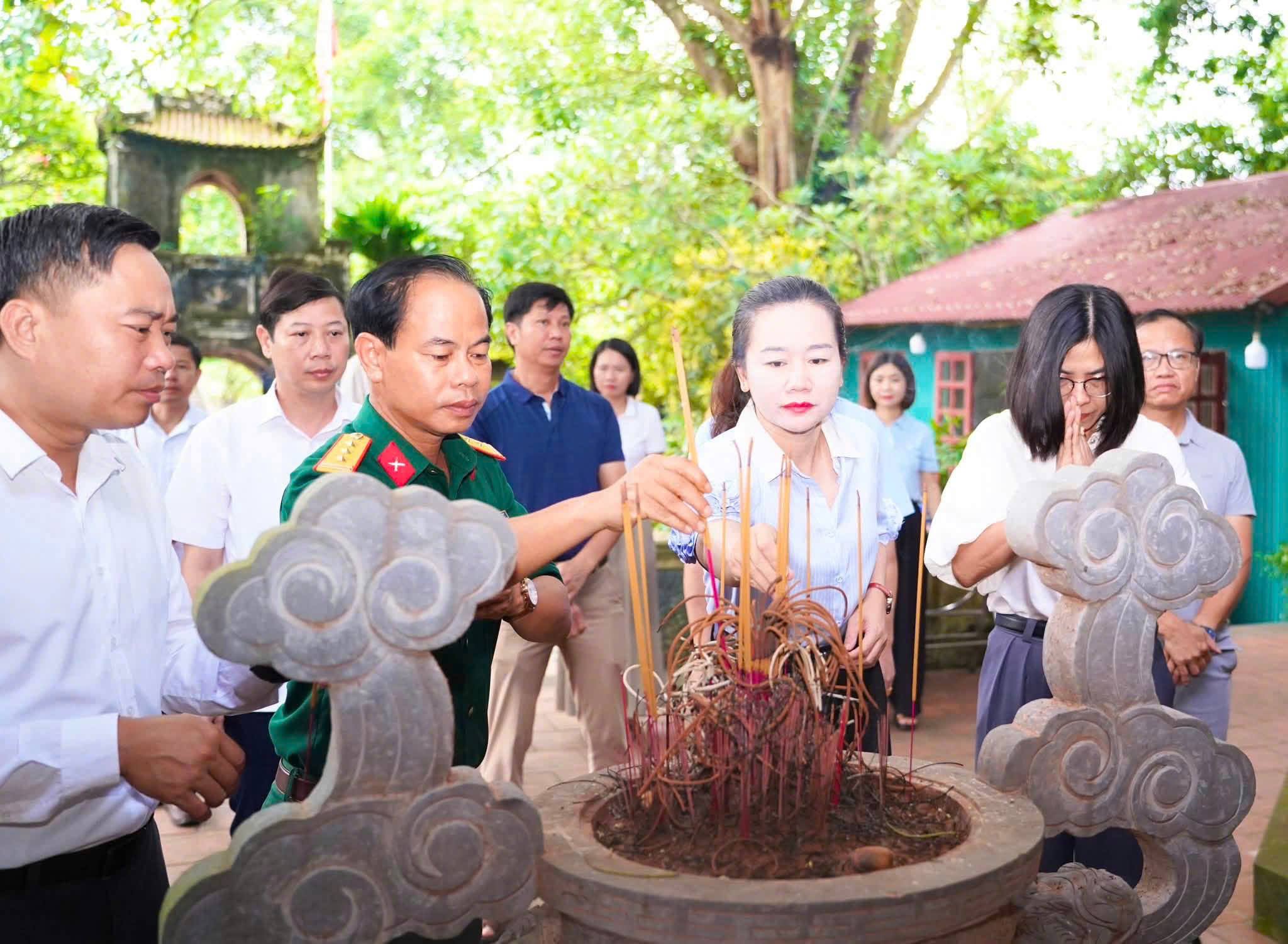 Anh-tin-bai