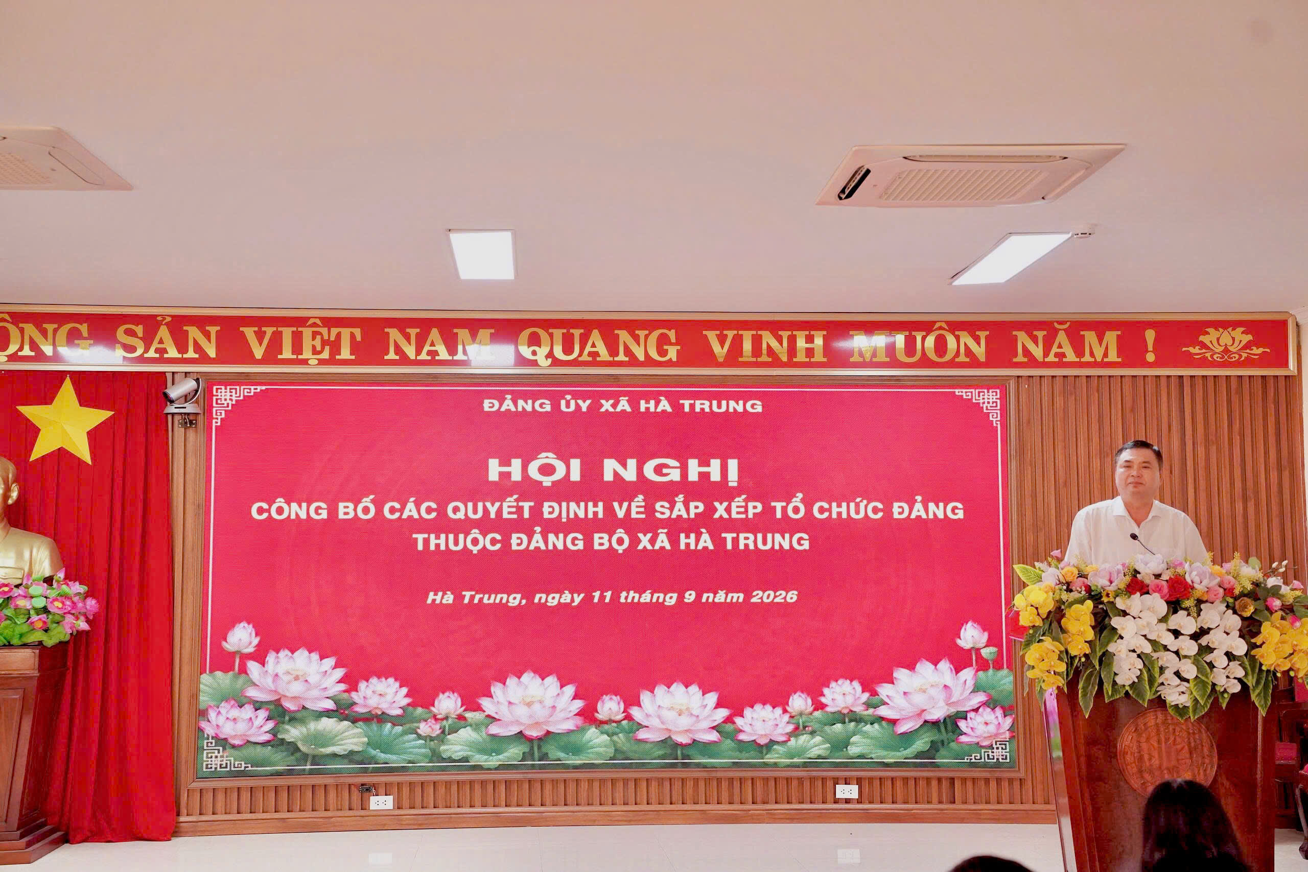 HÀ TRUNG: CÔNG BỐ CÁC QUYẾT ĐỊNH VỀ SẮP XẾP TỔ CHỨC ĐẢNG TRỰC THUỘC ĐẢNG BỘ XÃ