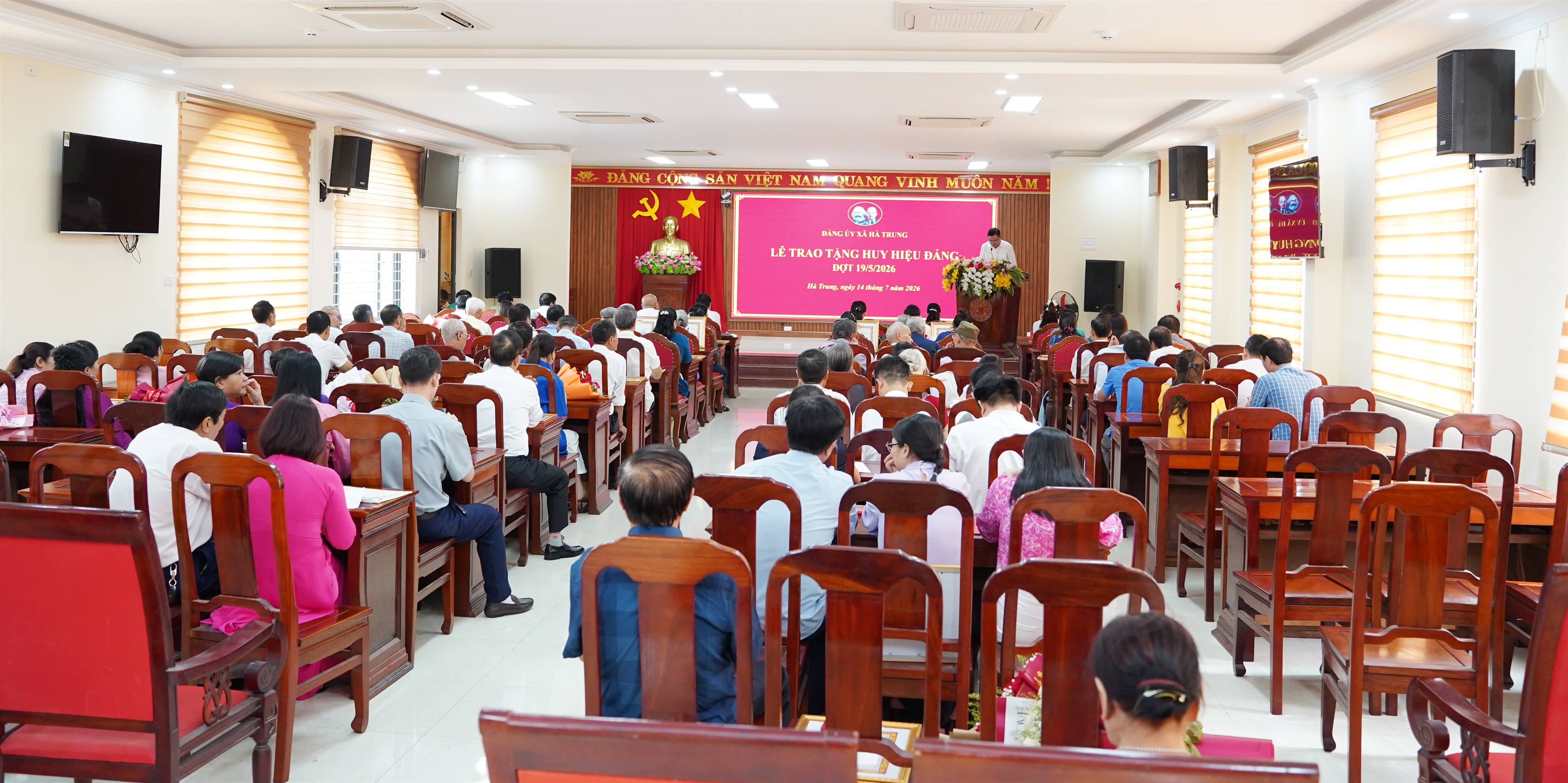 ĐẢNG BỘ XÃ HÀ TRUNG TỔ CHỨC LỄ TRAO TẶNG HUY HIỆU ĐẢNG ĐỢT 19/5/2026