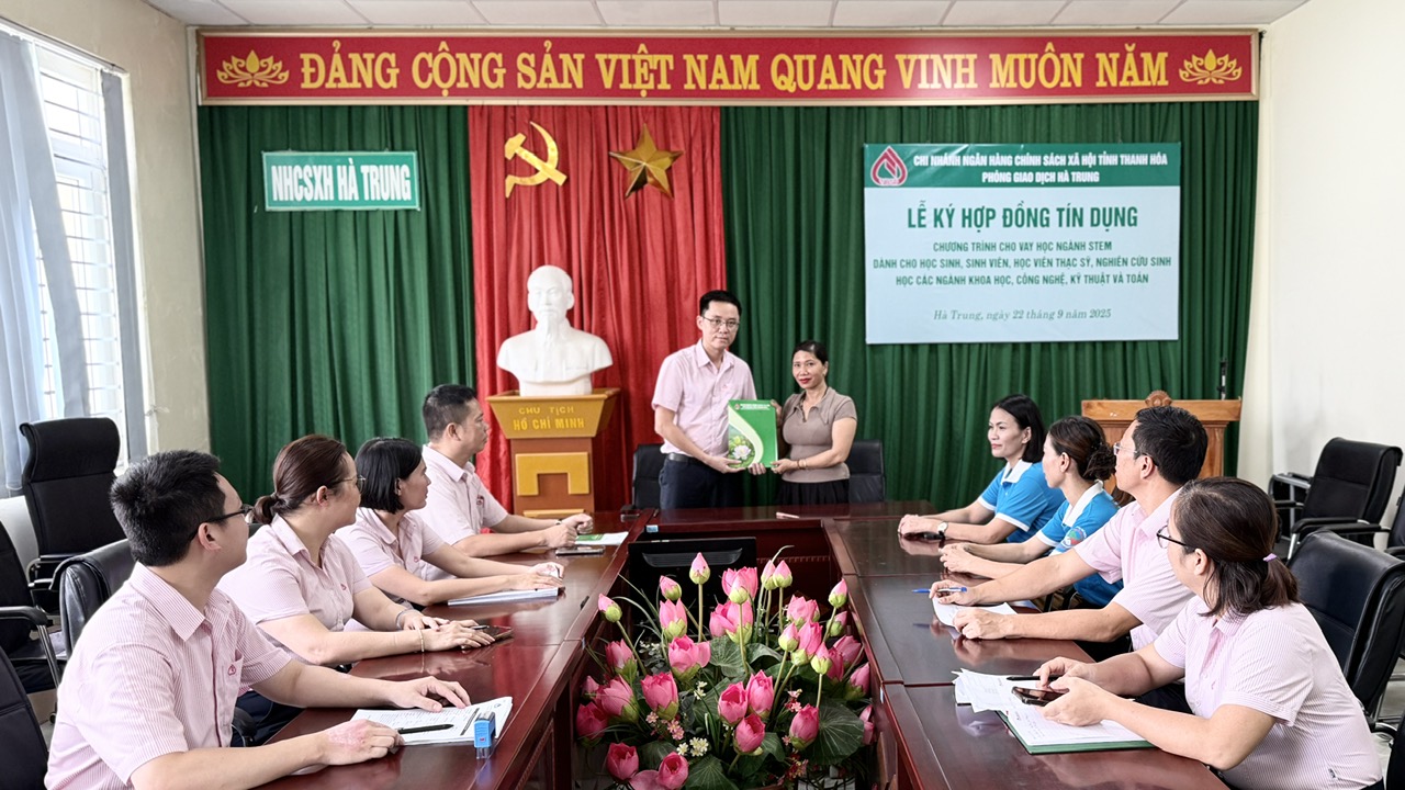 Ngân hàng Chính sách Hà Trung giải ngân vốn vay ưu đãi cho học sinh,  sinh viên học ngành STEM