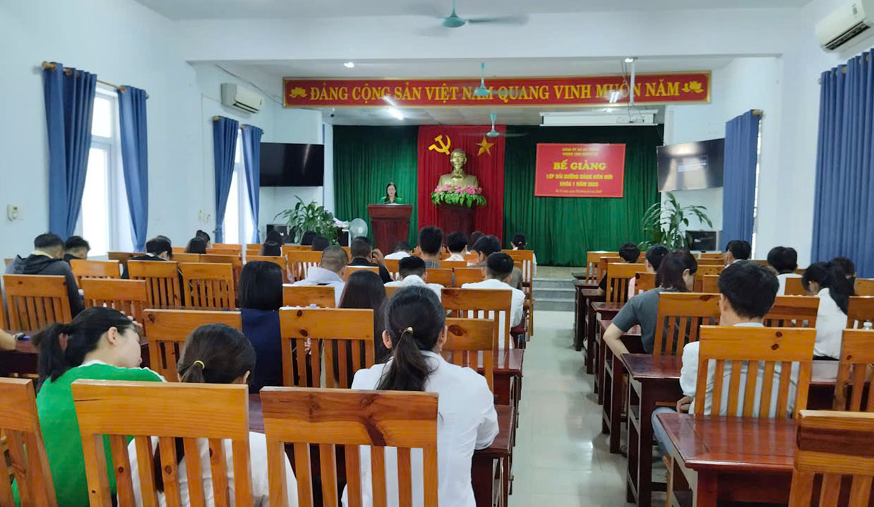 Trung tâm Chính trị xã HàTrung tổ chức bế giảng lớp bồi dưỡng  đảng viên mới khóa I năm 2025.