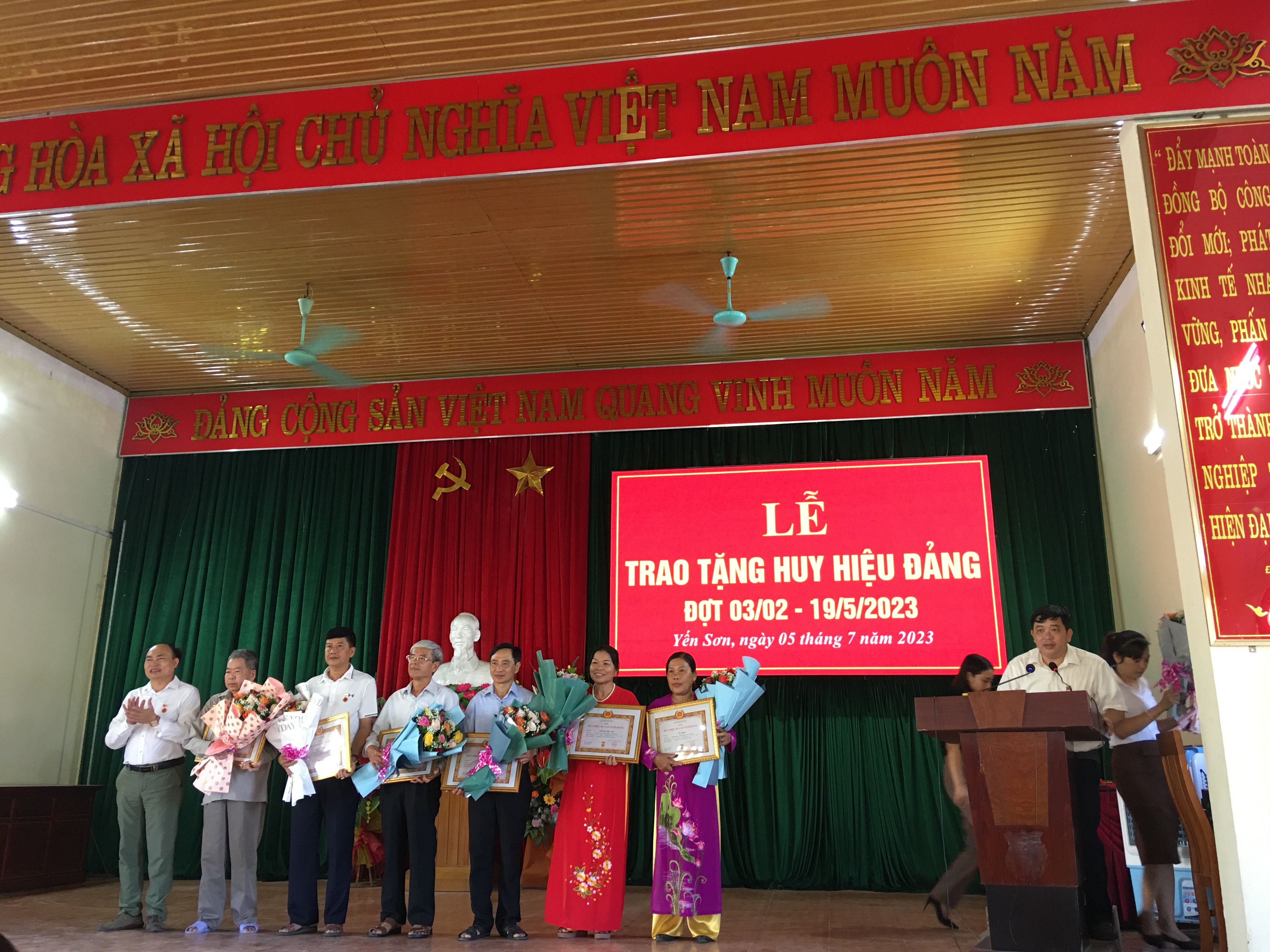 Huy hiệu.JPG