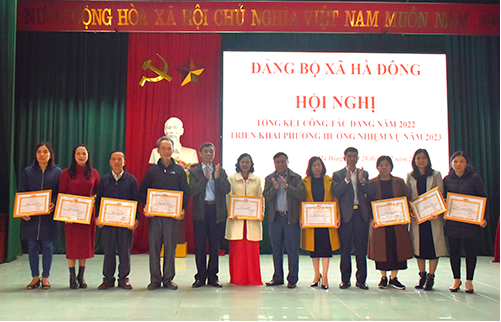 Đảng bộ xã Hà Đông trao tặng Huy hiệu đảng và tổng kết công tác Đảng năm 2022, triển khai phương hướng nhiệm vụ năm 2023.