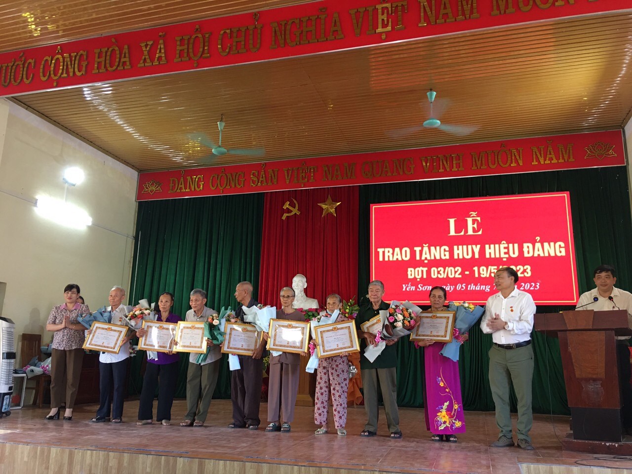 Đảng Ủy xã Yến Sơn tổ chức trao tặng Huy hiệu Đảng đợt 03/2 và 19/5/2023 cho đảng viên và Tổ chức hội nghị Sơ kết 6 tháng đầu năm, triển khai nhiệm vụ tháng cuối năm 2023