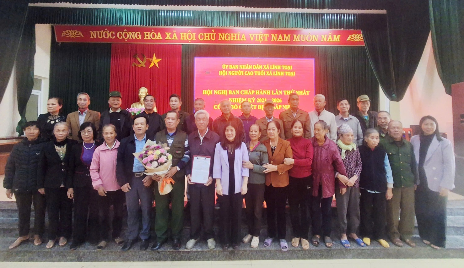 D:\1. TỔNG HỢP\Desktop\z7199391204922_32574e9a0ff065289f1043de918b909f.jpg